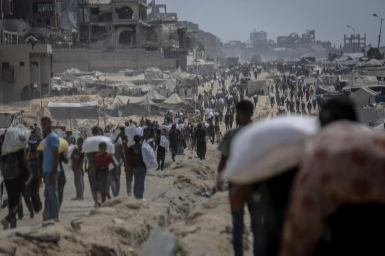 Palestinians struggling with severe food shortages amid ongoing Israeli attacks and blockade gather near the Zikim Crossing to receive limited aid supplies in northwestern Gaza, Palestine, August 8, 2025. (AA Photo)