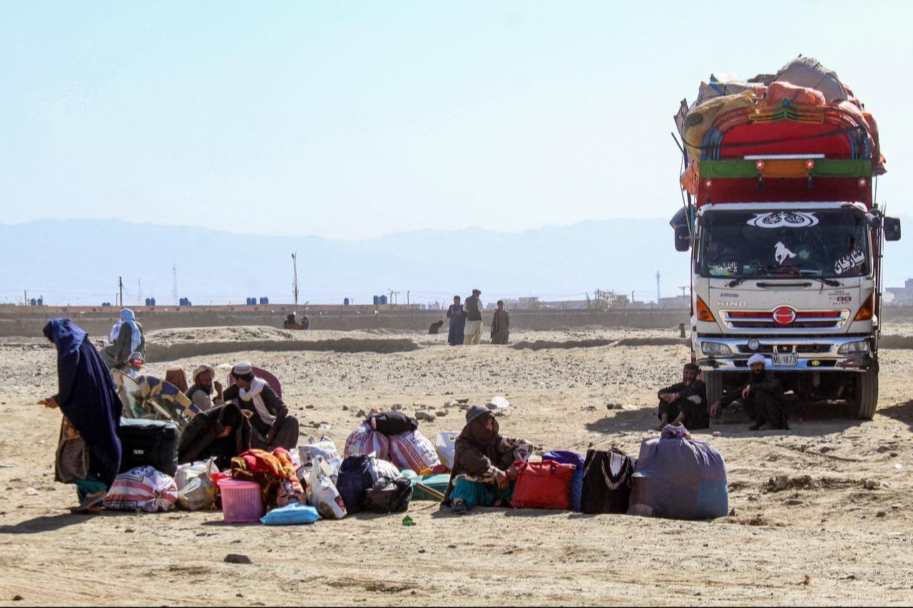Afghan refugees along with their belongings await deportation to Afghanistan near the Pakistan-Afghanistan border in Chaman, Oct. 29, 2025. (AFP Photo)