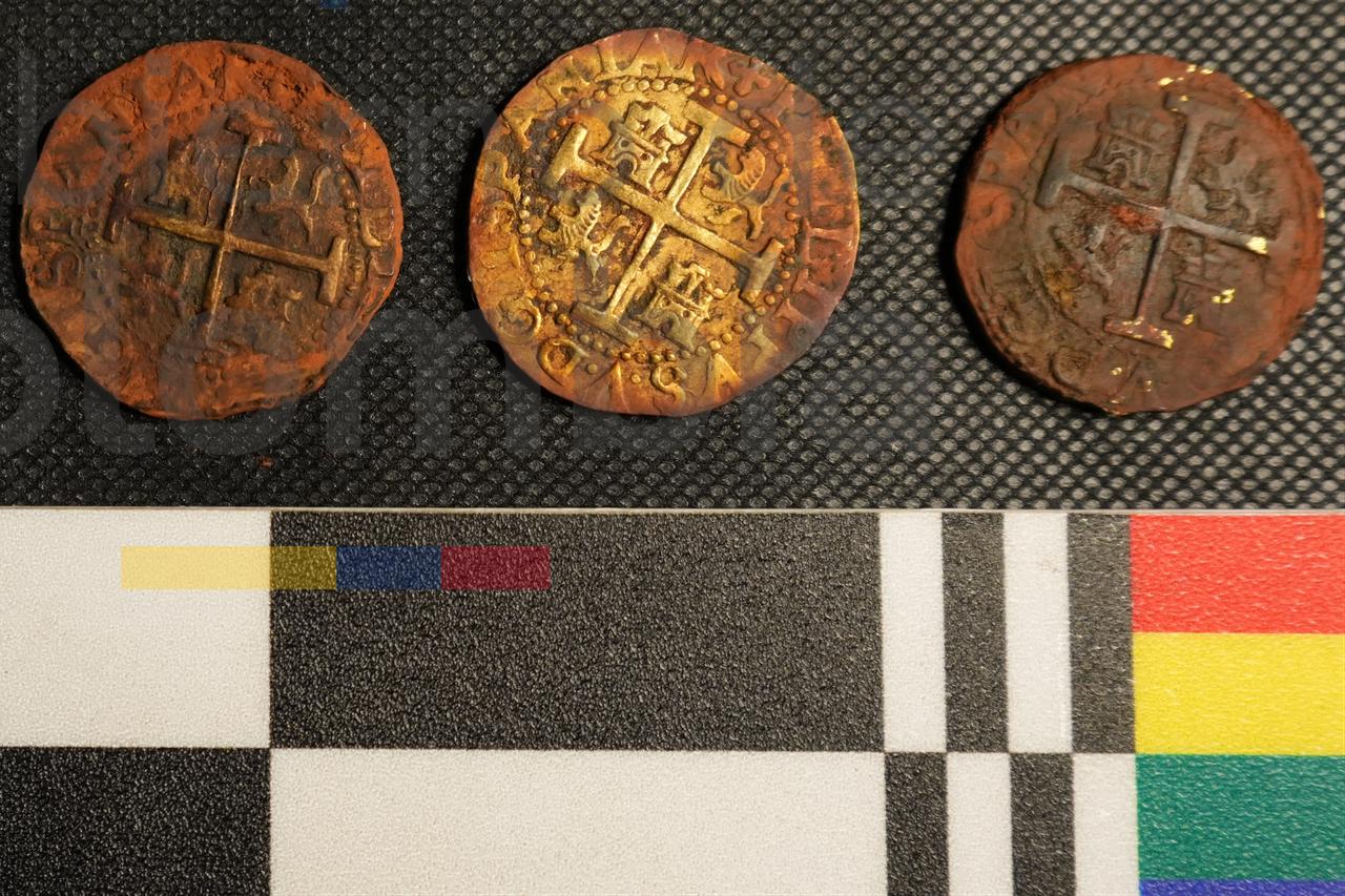 Handout picture released by Colombian General Maritime Directorate (DIMAR) on November 19, 2025, showing gold coins recovered from the Spanish galleon San Jose, which sank off the coast of Cartagena in the Colombian Caribbean Sea. (AFP Photo)