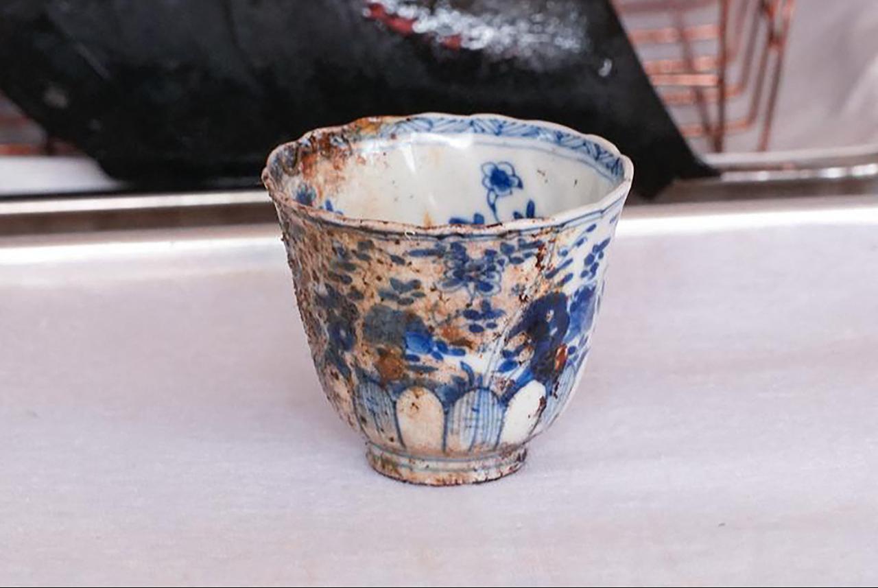 Photo released by Colombian General Maritime Directorate (DIMAR) on November 19, 2025, showing porcelain cup recovered from the Spanish galleon San Jose, which sank off the coast of Cartagena in the Colombian Caribbean Sea. (AFP Photo)