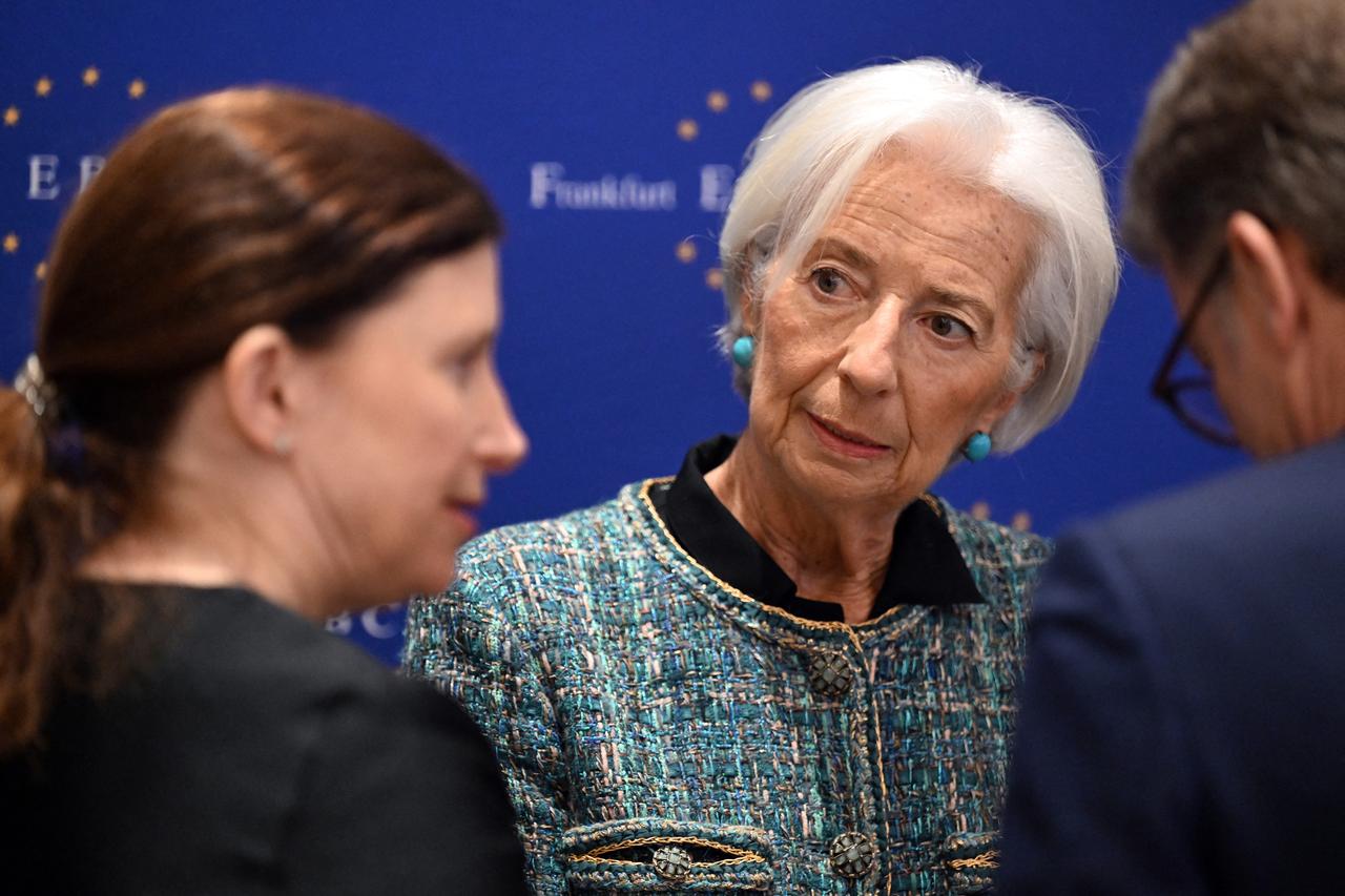 ECB head Christine Lagarde (C) speaks with Commerzbank CEO Bettina Orlopp (L) on arrival for the 35th Frankfurt European Banking Congress in Frankfurt am Main, Germany, on Nov. 21, 2025. (AFP Photo)