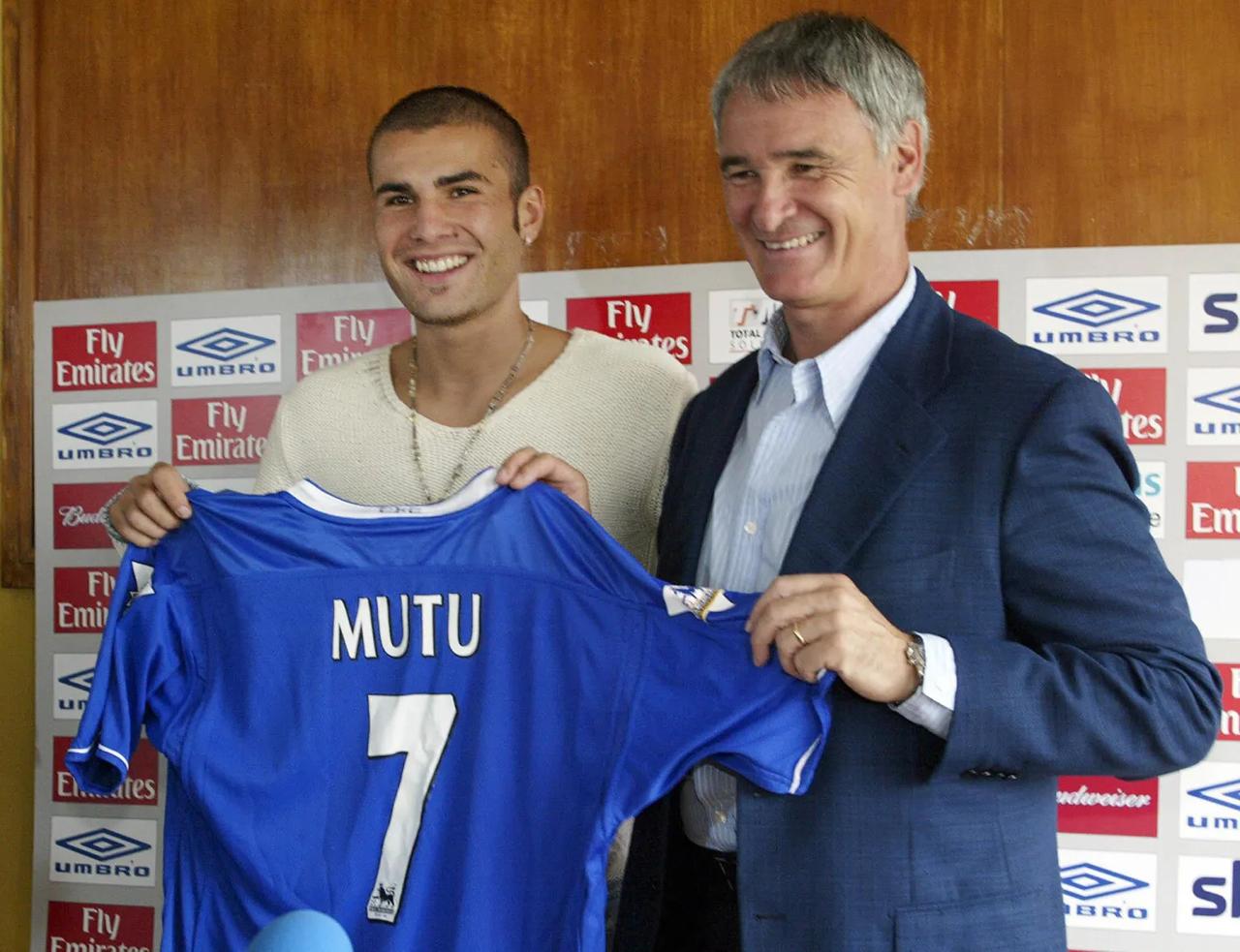 Adrian Mutu holds his Chelsea number 7 shirt alongside manager Claudio Ranieri during his official unveiling in London in 2003. (AFP Photo)