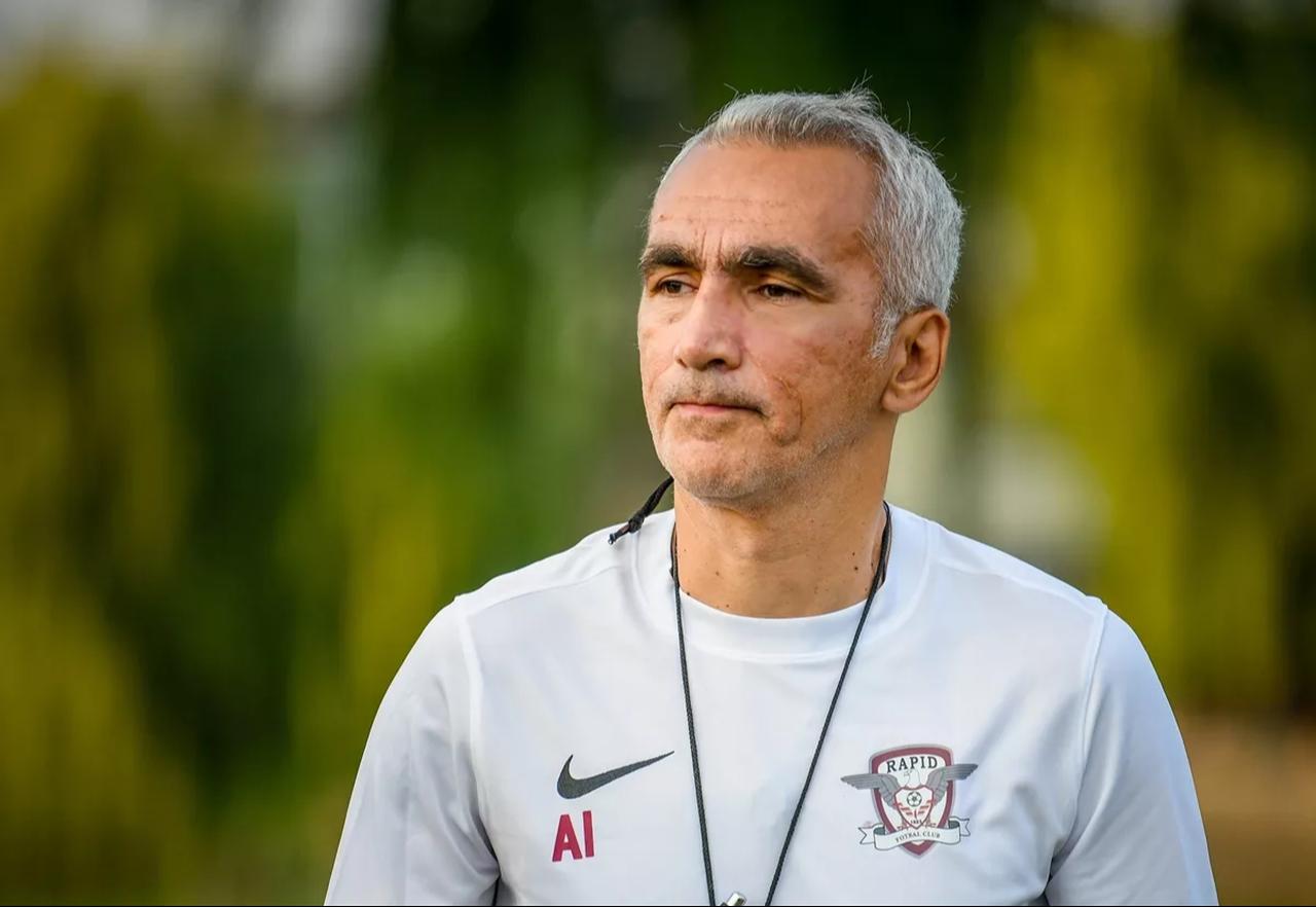 Romania Under–20 national team coach Adrian Iencsi is seen during a training session. (Photo via gds.ro)
