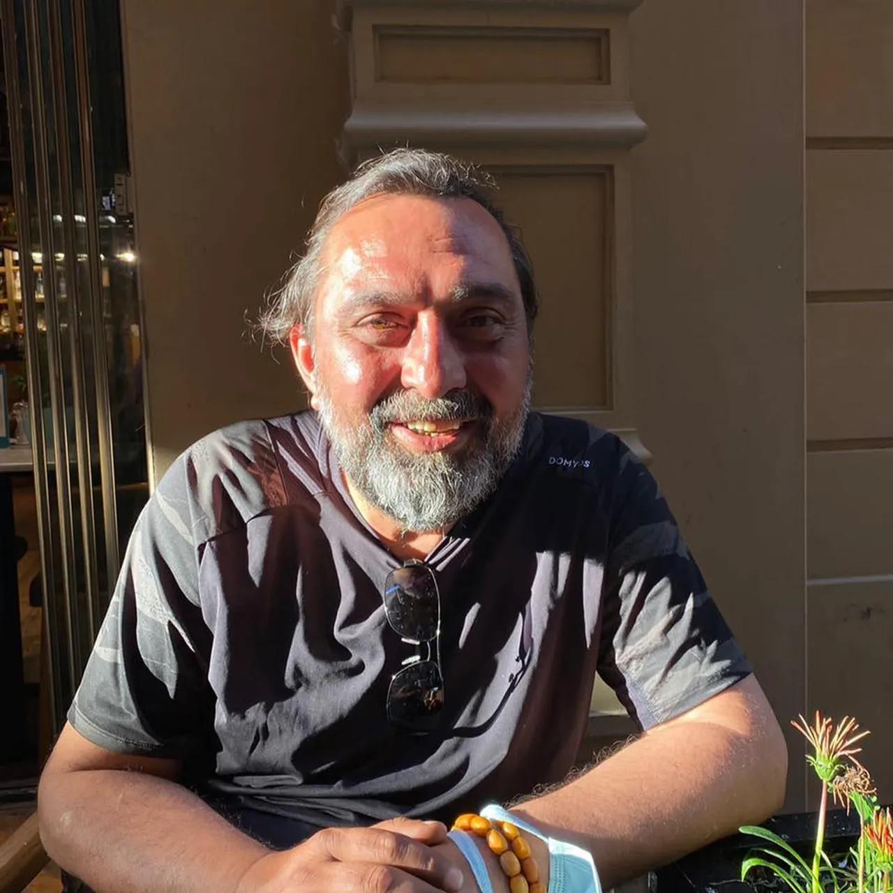 Actor Ahmet Yenilmez is seen during an outdoor interview in Istanbul, Türkiye, sharing his views on AI and digital cloning in the film industry. (Photo via Türkiye daily)