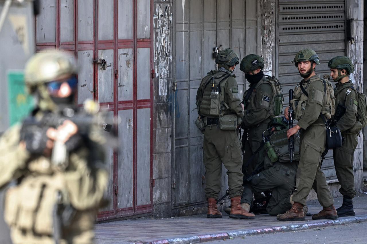 Israeli troops prepare to walk into a building during a raid in Nablus city, in the occupied West Bank, November 20, 2025. (AFP Photo)