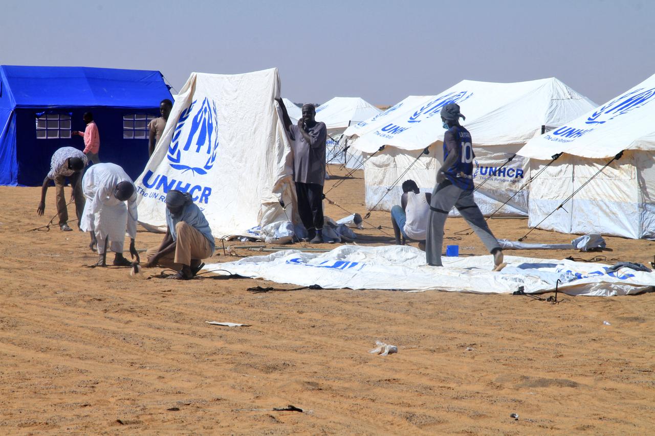Sudanese volunteers prepare tents for those who fled El-Fasher at the Al-Afad camp for displaced people in the town of Al-Dabba, northern Sudan, on November 20, 2025. (AFP Photo)