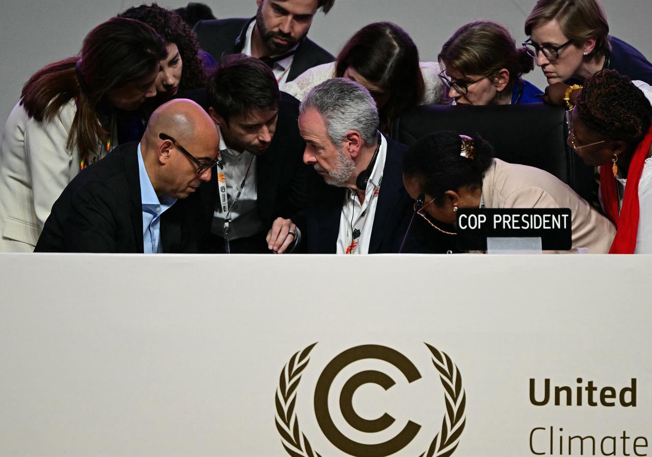 COP30 Başkanı Andre Correa do Lago (C), Kolombiya'nın 22 Kasım 2025'te Belem, Para eyaleti, Brezilya'da düzenlenen COP30 BM İklim Değişikliği Konferansı'na müdahalesinin ardından genel kurul oturumu kesintiye uğradıktan sonra Birleşmiş Milletler İklim Değişikliği İcra Sekreteri Simon Stiell'in (L) yanında danışmanlarını dinliyor. (AFP Fotoğrafı)