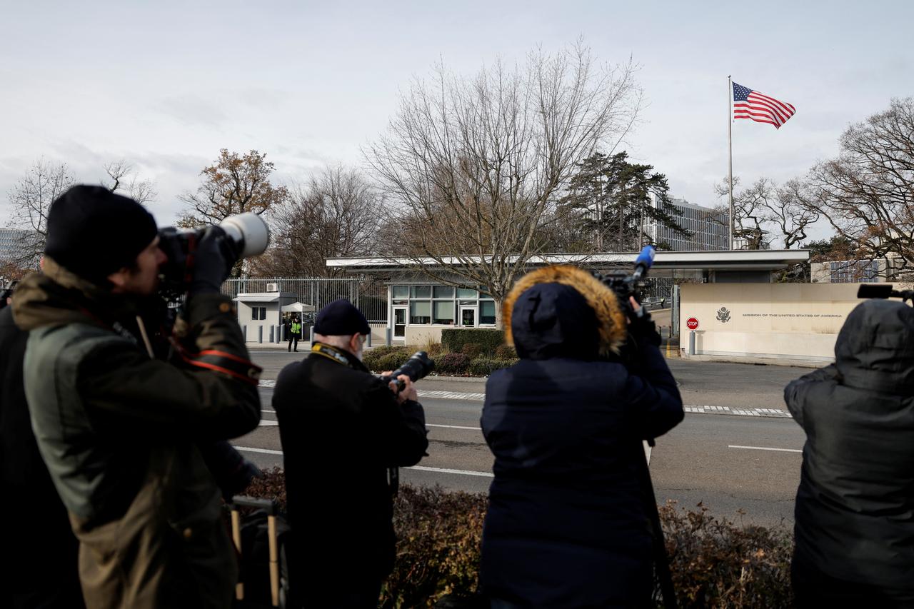 Journalists gather outside the Missions of the United States of America in Geneva, on November 23, 2025. (AFP Photo)