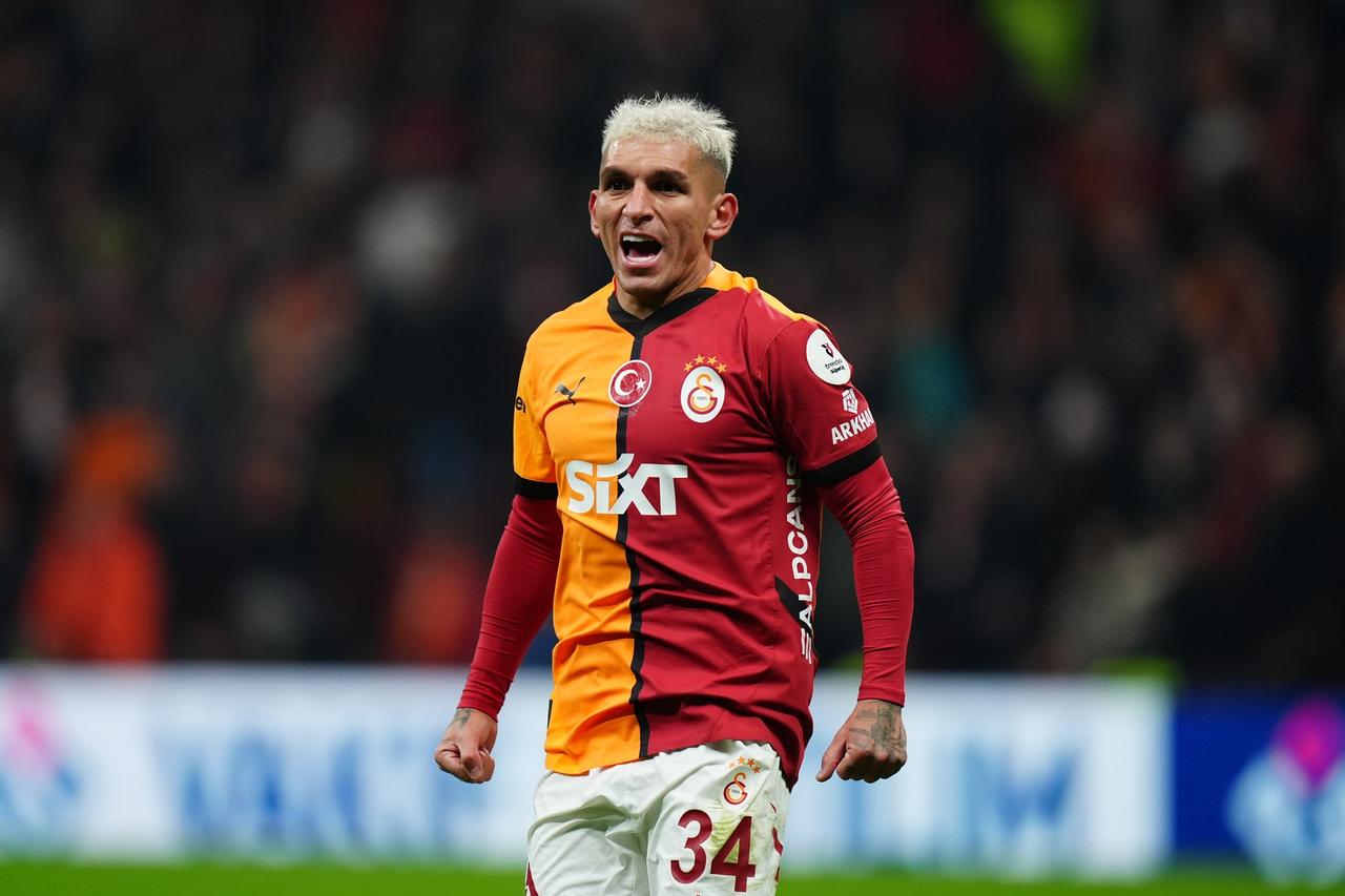 Lucas Torreira of Galatasaray in action during the Turkish Super Lig week 16 football match between Galatasaray and Trabzonspor at RAMS Park in Istanbul, Türkiye, Dec. 16, 2024. (AA Photo)