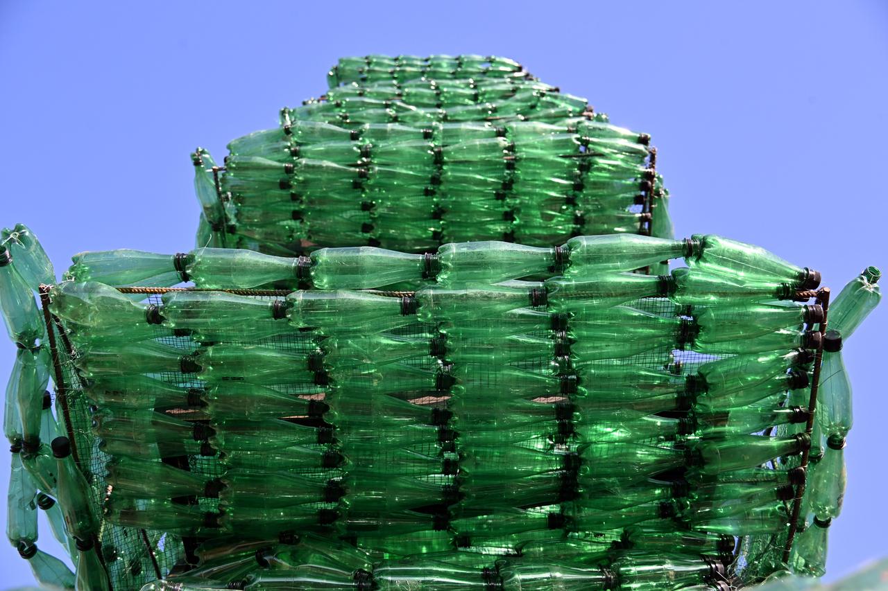 Lübnanlı çevre aktivisti Caroline Chaptini, gönüllülerden oluşan bir ekiple birlikte çalışarak, geri dönüşüm, çevre bilinci ve plastik şişelerin doğaya verdiği zarar konusunda farkındalık yaratmak amacıyla, 450.000 yeşil plastik şişe kullanarak, Lübnan'ın kuzeyindeki Amioun kasabasında Lübnan'ın en önemli ulusal sembolü olan 10 metre yüksekliğinde sedir ağacı oluşturdu. Lübnan, 23 Kasım 2025. (AA Fotoğraf)