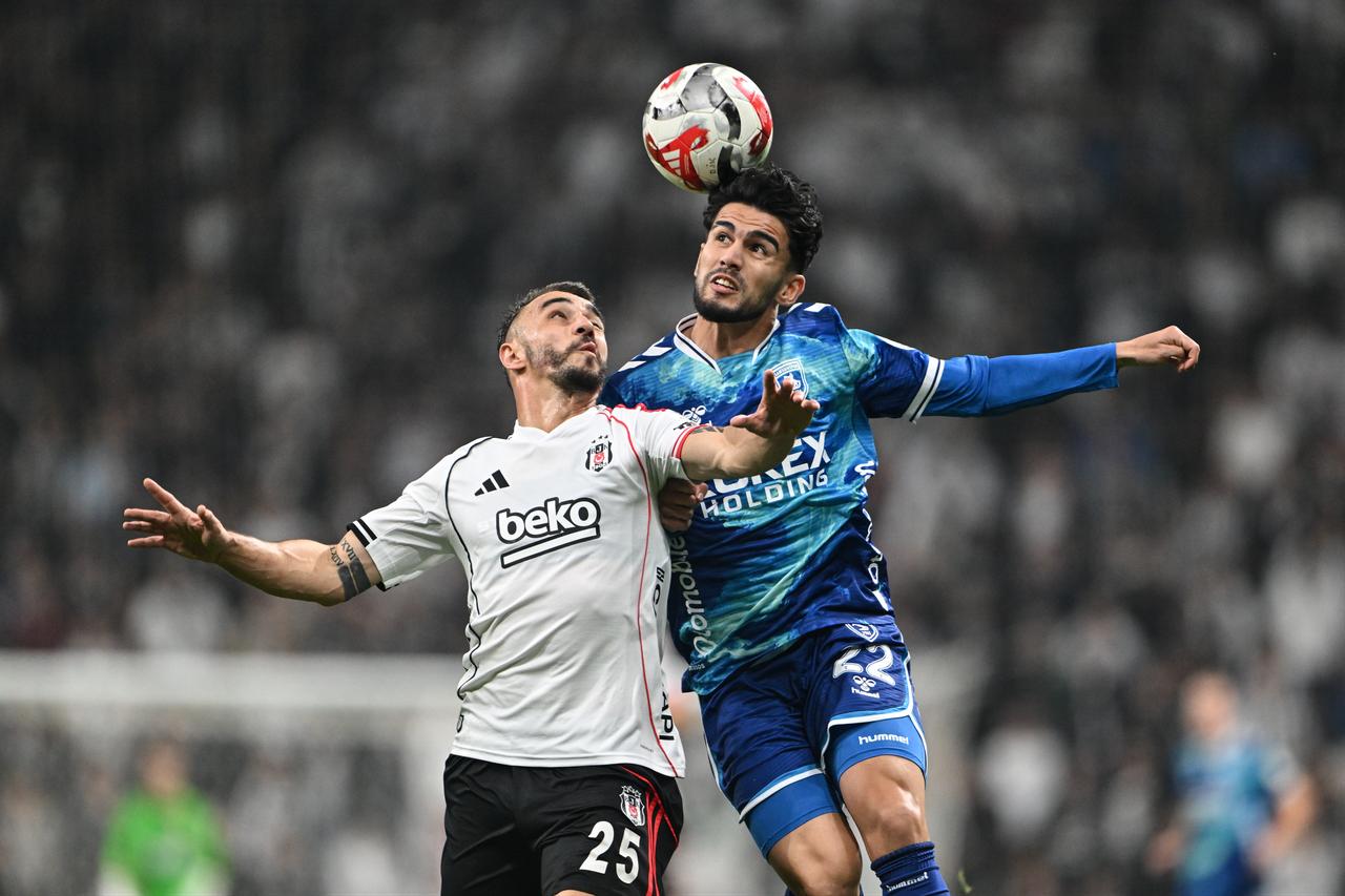 Gokhan Sazdagi (25) of Besiktas in action against Polat Yaldir (22) of Samsunspor during the Turkish Super Lig week 13 match between Besiktas and Samsunspor at Tupras Stadium in Istanbul, Turkiye, November 23, 2025. (AA Photo)