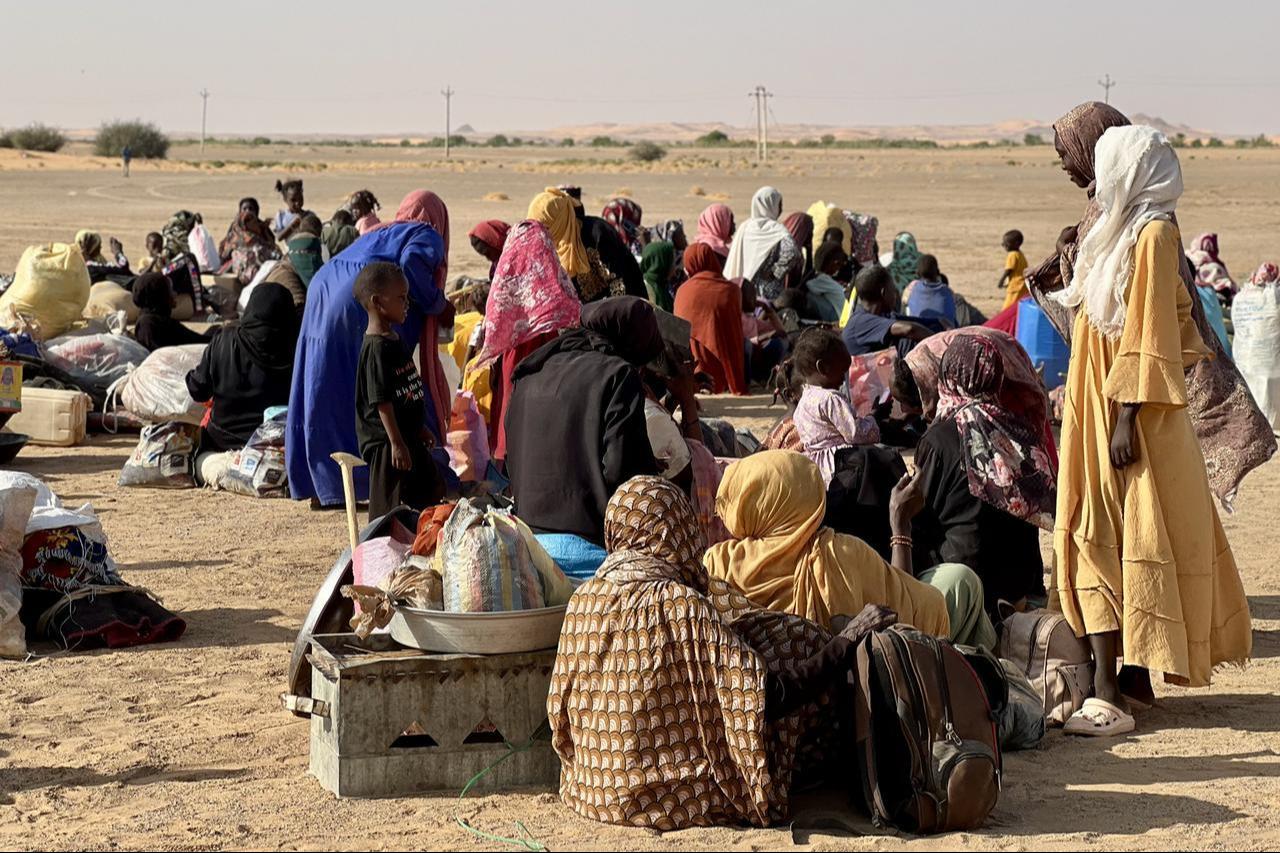 Displaced Sudanese families shelter at the newly established Al-Afadh camp in Al Dabbah after fleeing Al-Fashir and other conflict zones in North Darfur following the Rapid Support Forces’ (RSF) takeover of the city on November 6, 2025. (AFP Photo)