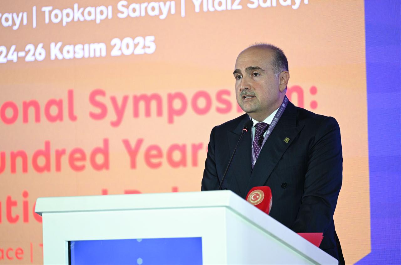 Yasin Yıldız, 24 Kasım 2025'te İstanbul Dolmabahçe Sarayı'nda düzenlenen “Uluslararası Sempozyum: Milli Sarayların Yüzyılı”nda katılımcılara seslendi. (AA Fotoğraf)
