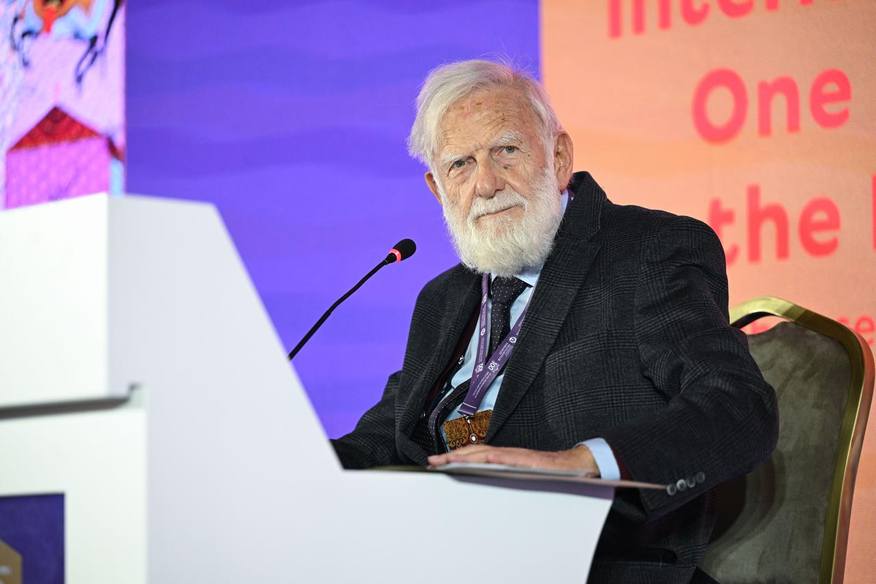 Profesör Sadettin Öktem, İstanbul Dolmabahçe Sarayı'nda düzenlenen “Uluslararası Sempozyum: Milli Sarayların Yüz Yılı” açılış oturumunda konuşma yapıyor, 24 Kasım 2025. (AA Fotoğraf)