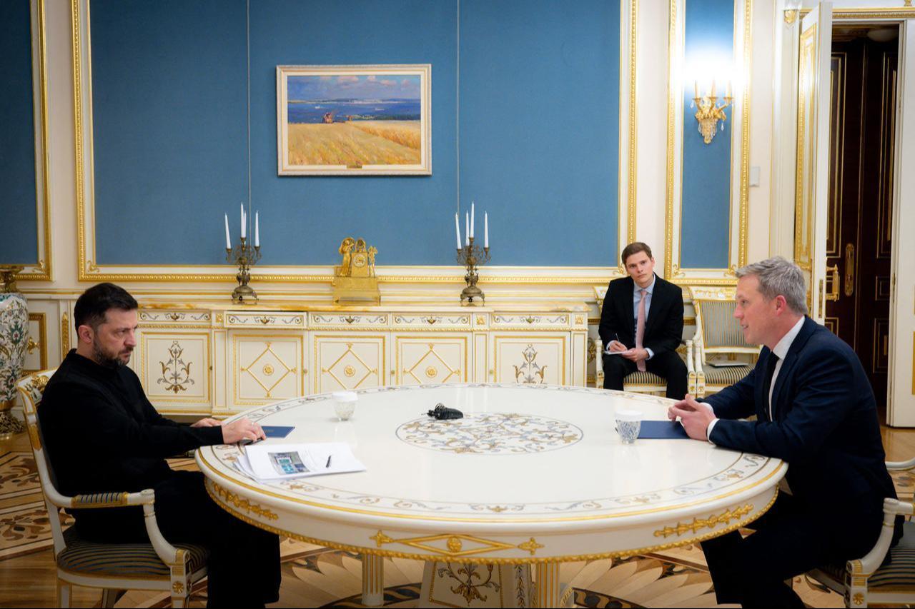 Ukrayna Devlet Başkanı Volodymyr Zelensky (sol), 20 Kasım 2025'te ABD Ordu Bakanı Daniel Driscoll ile Kiev'de yaptığı toplantıyı izliyor. (AFP Fotoğrafı)