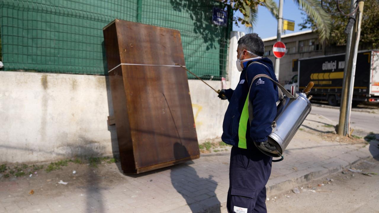 A sanitation worker is seen working in central Izmir on November 7, 2025. (IHA Photo)