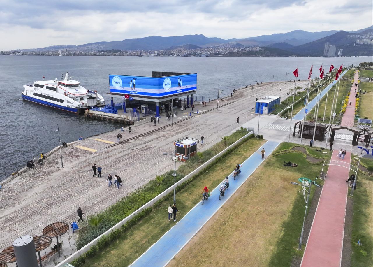 A scene from Türkiye's third-largest city, Izmir, on November 24, 2025. (AA Photo)