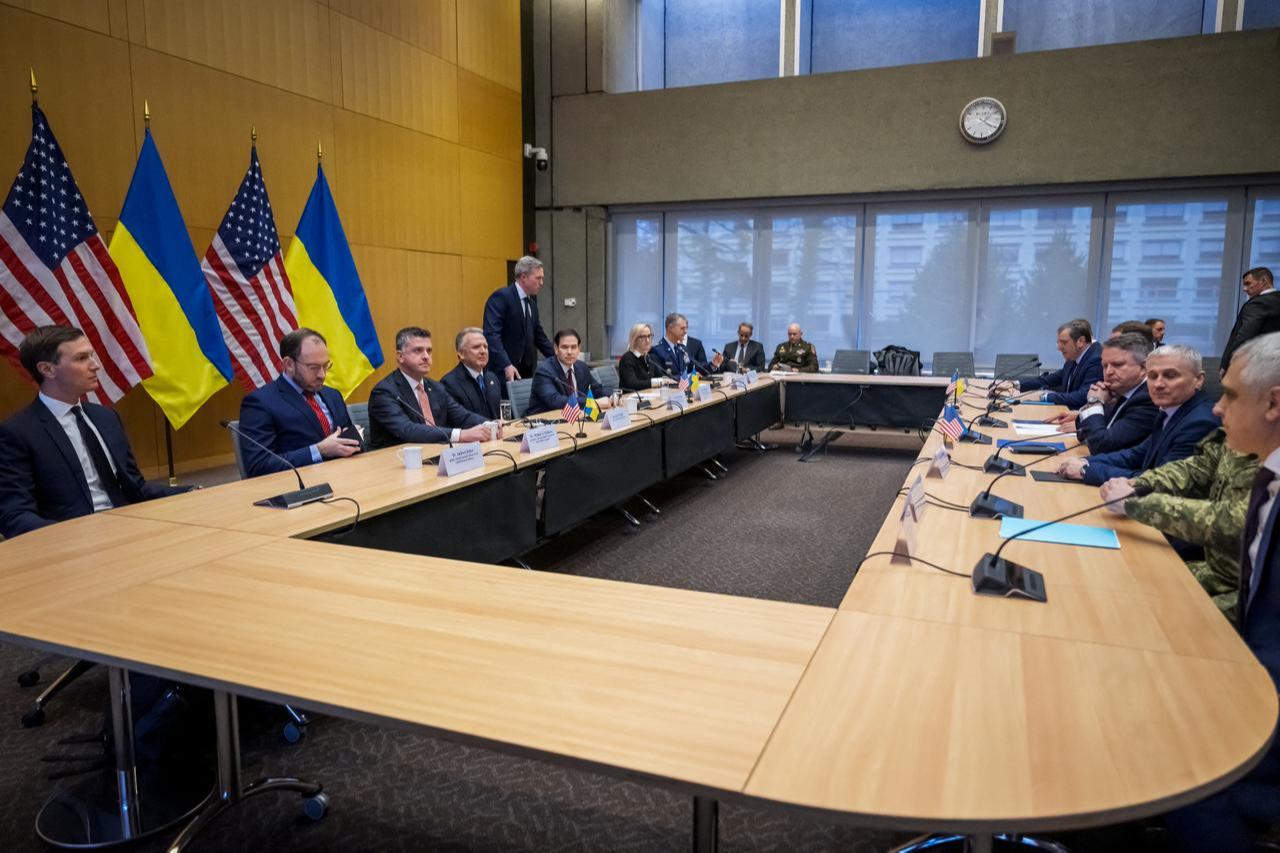 U.S. Secretary of State Marco Rubio (5th L), US Special Envoy Steve Witkoff (4th L), and other members of the US delegation face the Ukrainian delegation during discussions on a U.S. plan to end the war in Ukraine, at the U.S. Mission in Geneva, November 23, 2025. (AFP Photo)