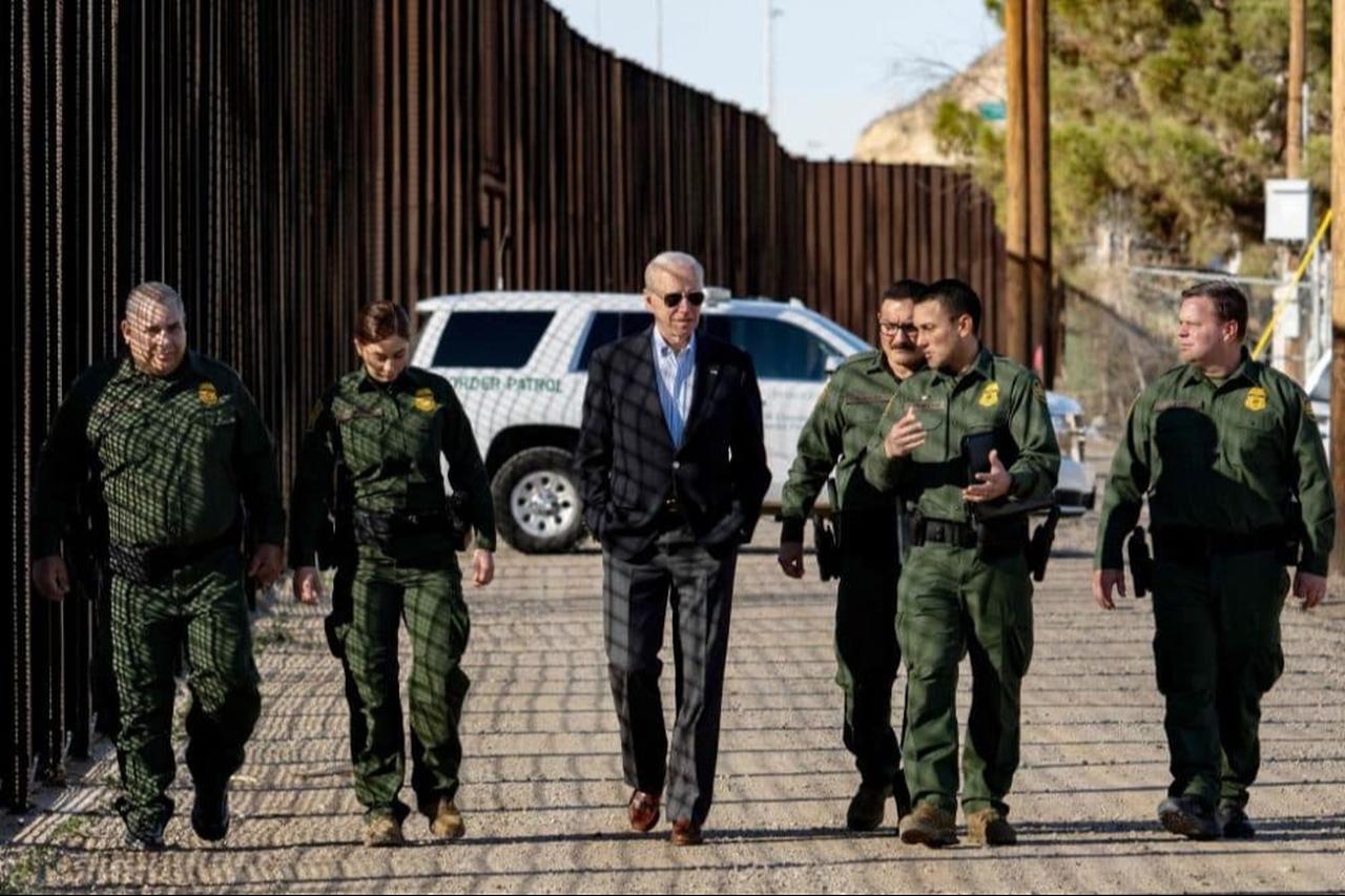 Former US President Joe Biden speaks with US Customs and Border Protection officers as he visits the US-Mexico border in El Paso, Texas, on Jan. 8, 2023. (AFP Photo)