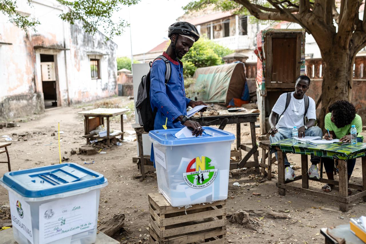 A voter casts his ballot at the Sept. 19 Primary School polling station in Bissau, on Nov. 23, 2025. (AFP Photo)