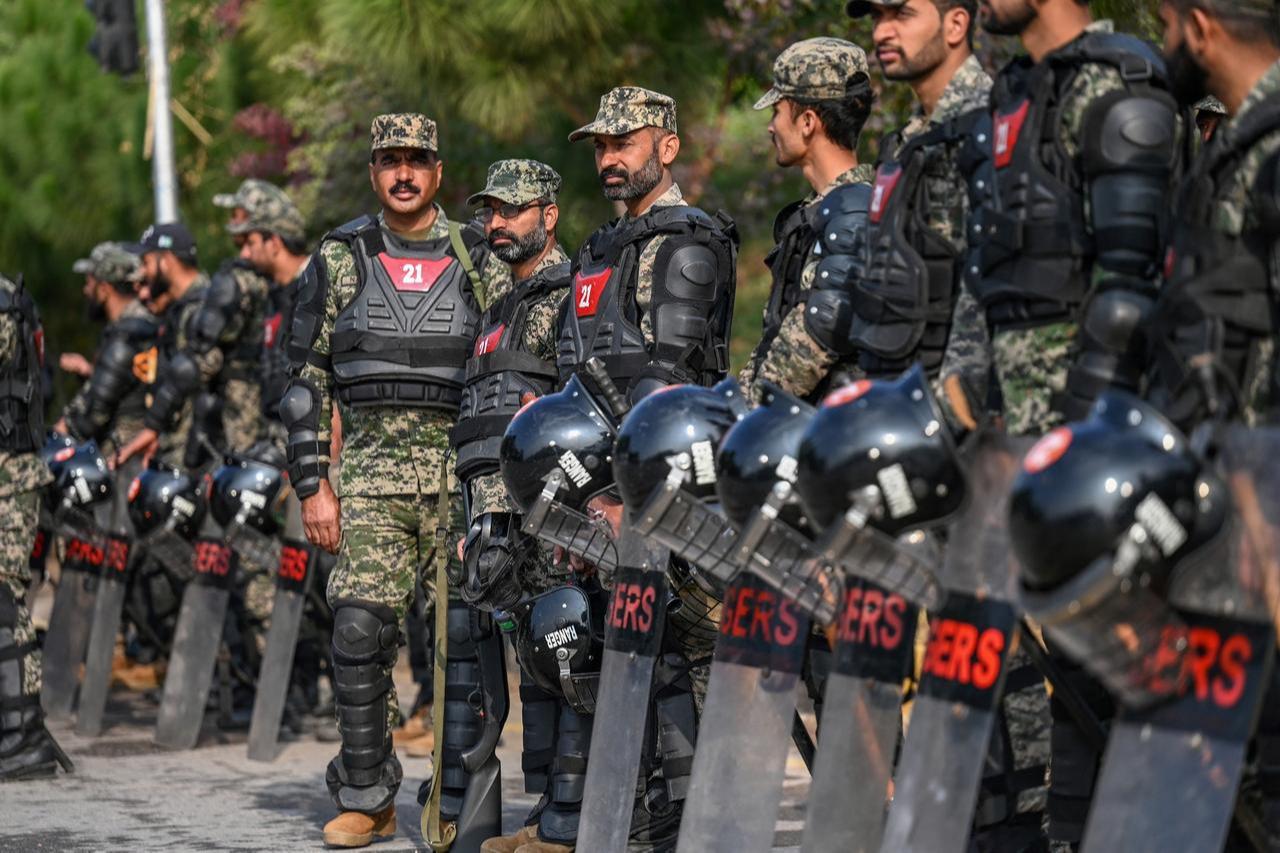 Paramilitary soldiers stand guard at the Red Zone area blocked with shipping containers ahead of a protest rally by jailed former prime minister Imran Khan's Pakistan Tehreek-e-Insaf (PTI) party in Islamabad on November 24, 2024. (AFP Photo)