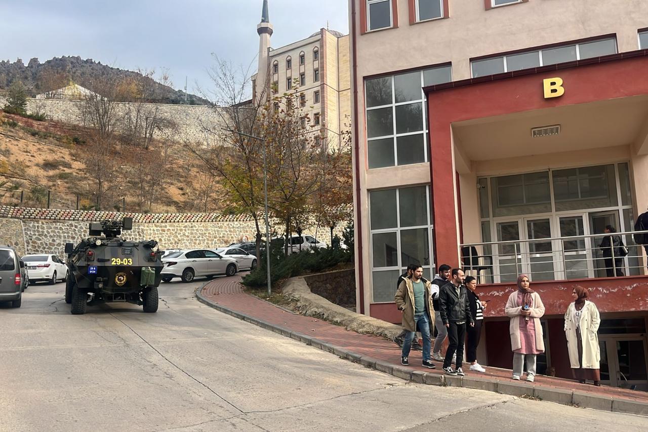 Employee holds colleague hostage at gunpoint at Türkiye’s Gumushane University