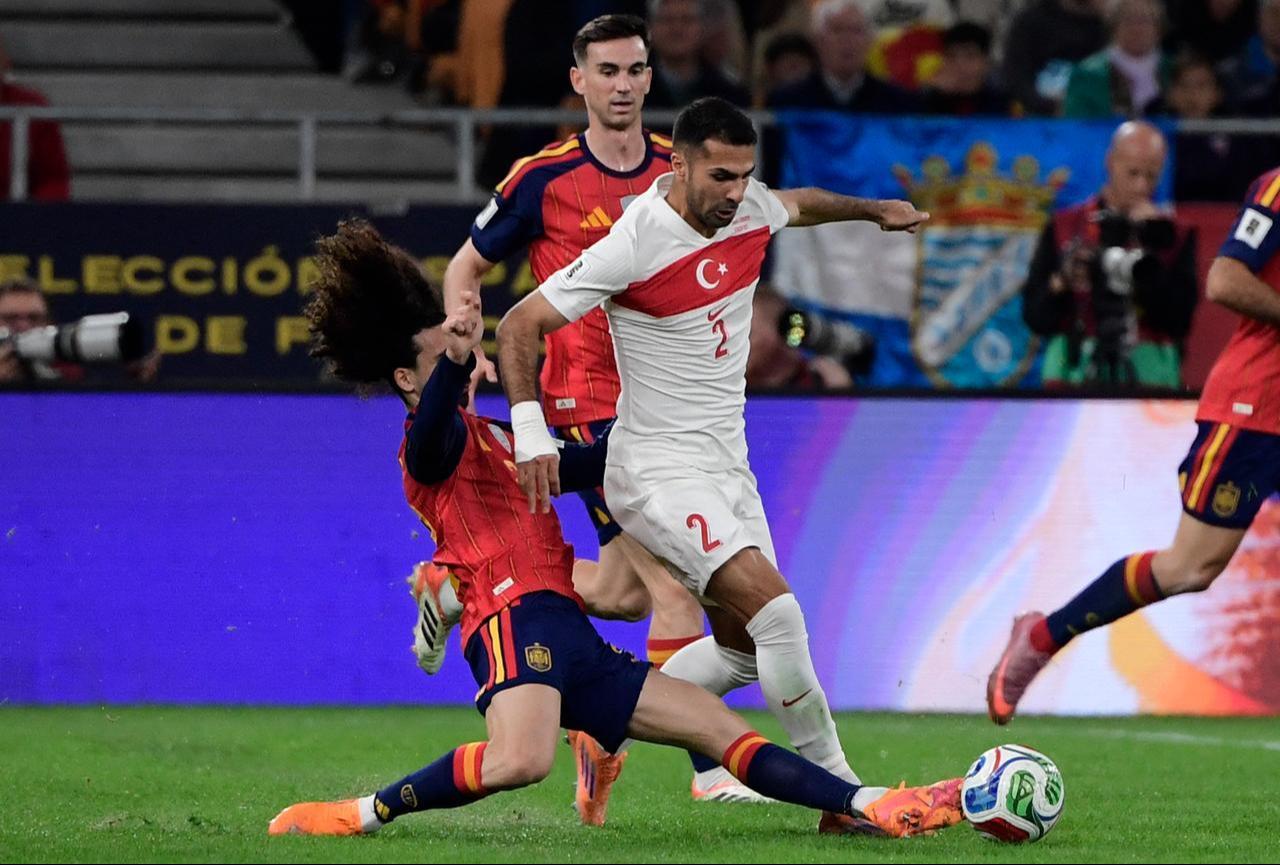 Türkiye's defender #02 Zeki Celik fights for the ball with Spain's defender #22 Marc Cucurella during the FIFA World Cup 2026 European qualification Group E football match at the Cartuja stadium in Seville, November 18, 2025. (AFP Photo)