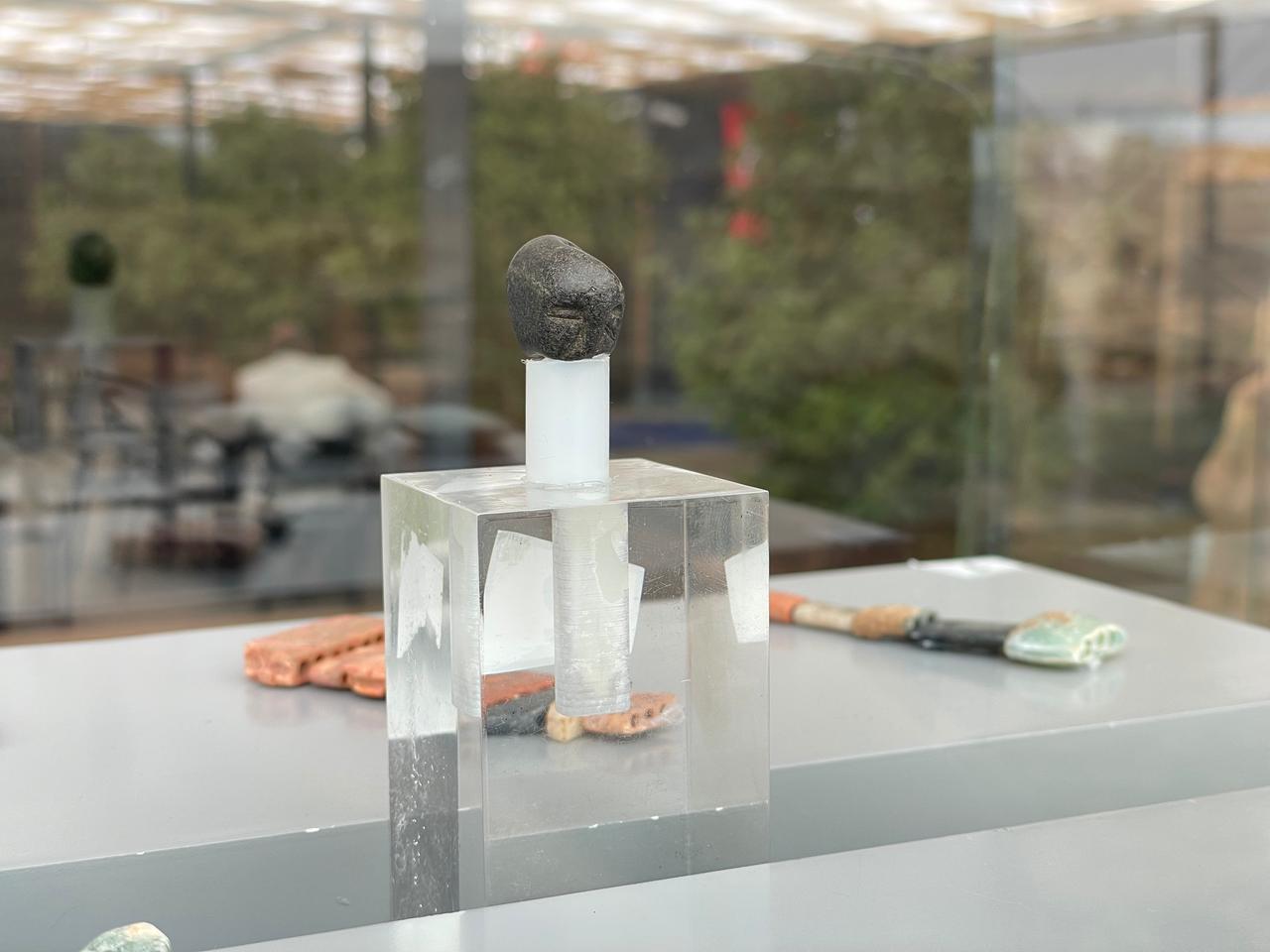A dual-faced bead carved from black serpentinite at Sefertepe, featuring two expressive human faces on opposing sides. (Photo by Koray Erdogan/Türkiye Today)