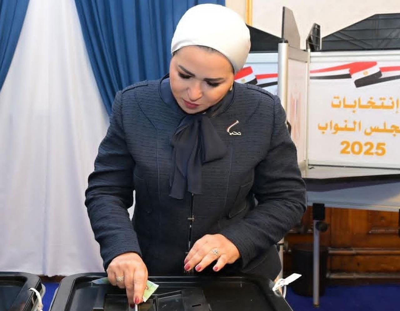 The First Lady cast her ballot in the 2025 House of Representatives elections ( Photo via X \ @EGPresidency_AR)
