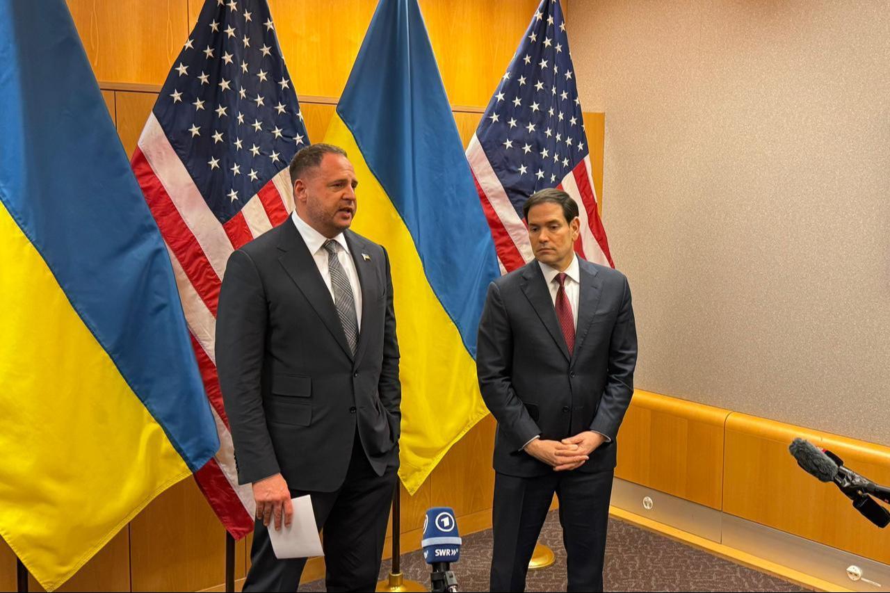 US Secretary of State Marco Rubio (R) and Ukraine’s presidential chief of staff Andriy Yermak (L) held press briefing in the US mission in Geneva, Switzerland on Nov. 23, 2025.  (AA Photo)