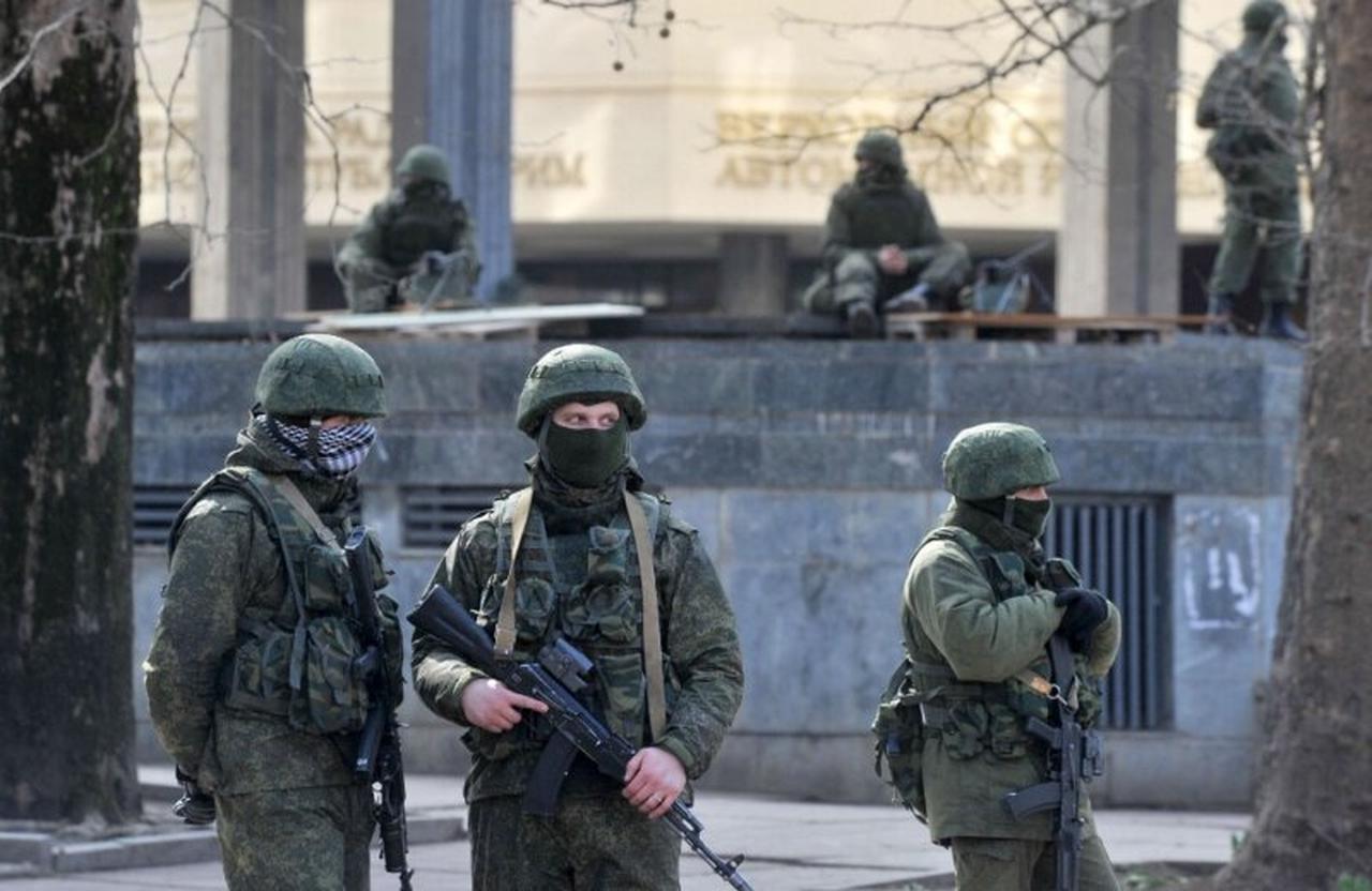 “Little green men”, Russian soldiers without insignia, patrol in front of the Crimean Parliament in Simferopol on March 1, 2014. (AFP Photo)