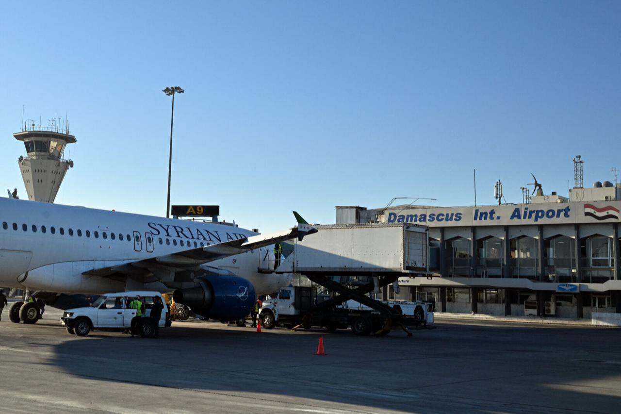 Ground personnel prepare a Syrian Air aircraft for a flight to the city of Aleppo at Damascus International Airport, December 18, 2024. (AFP Photo)