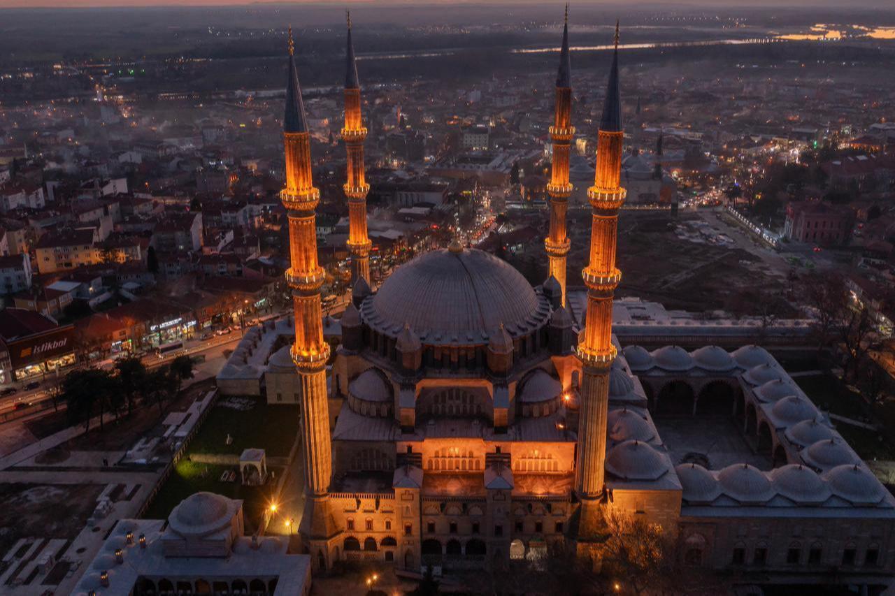An aerial view of Selimiye Mosque during sunset, Edirne, Türkiye, accessed on November 27, 2025. (Adobe Stock Photo)