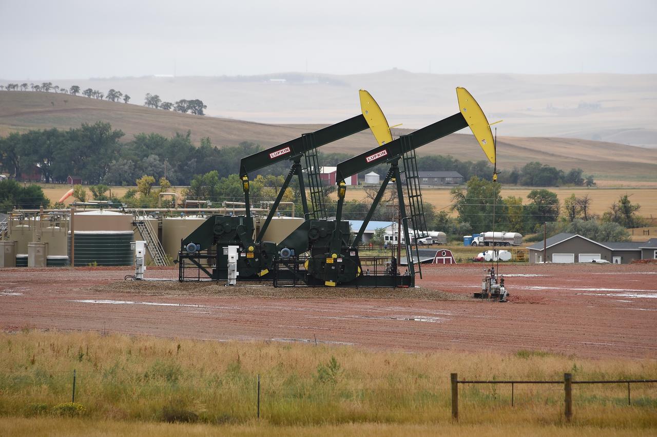 Pump jacks are seen on the Bakken Shale Formation, near Williston, North Dakota, on September 6, 2016. (AFP Photo)