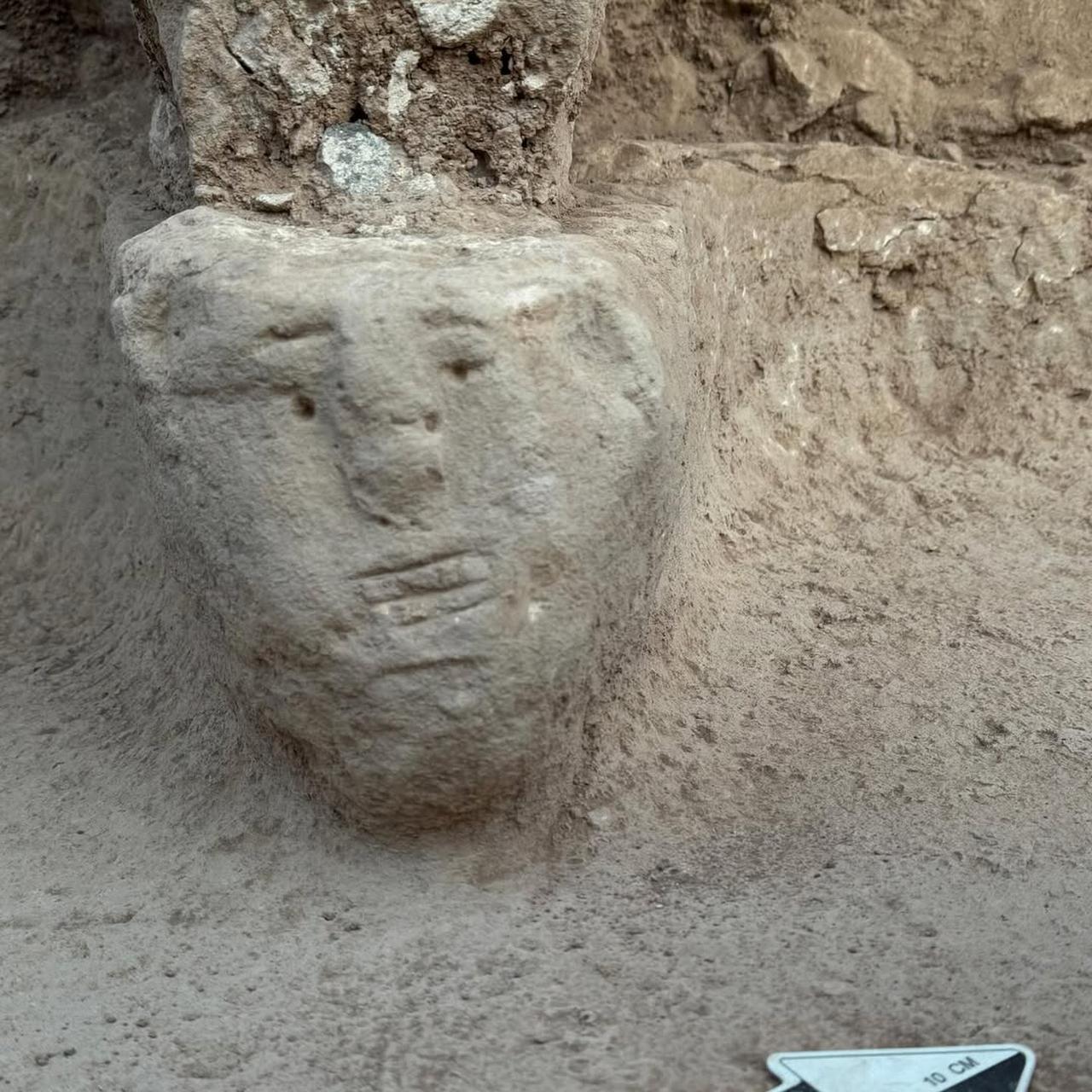 Close-up view of the carved face at the base of a pillar in Sayburc, one of the most striking human depictions discovered at a Tas Tepeler site. (Photo via Instagram/@arkeolojihaber)