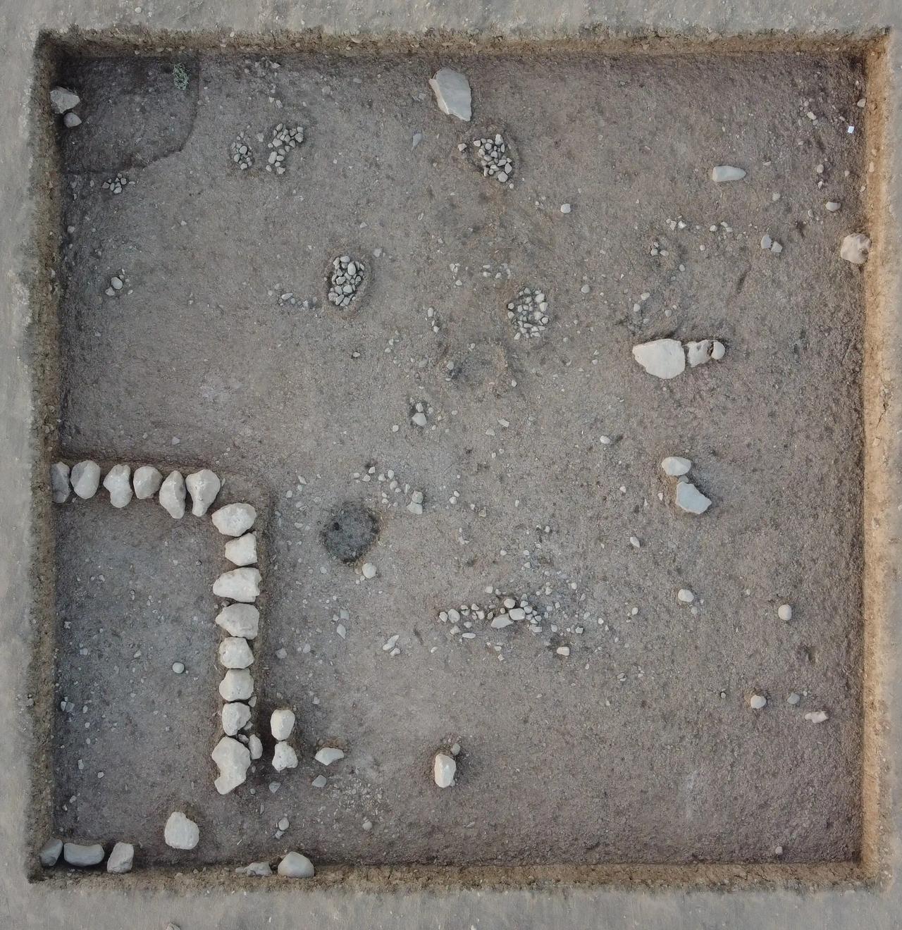 Close-up view of a trench at Gurcutepe revealing stone foundations, hearth traces, and clusters of fire-cracked stones from cooking pits and communal activity areas. (Photo via Gurcutepe Excavations)