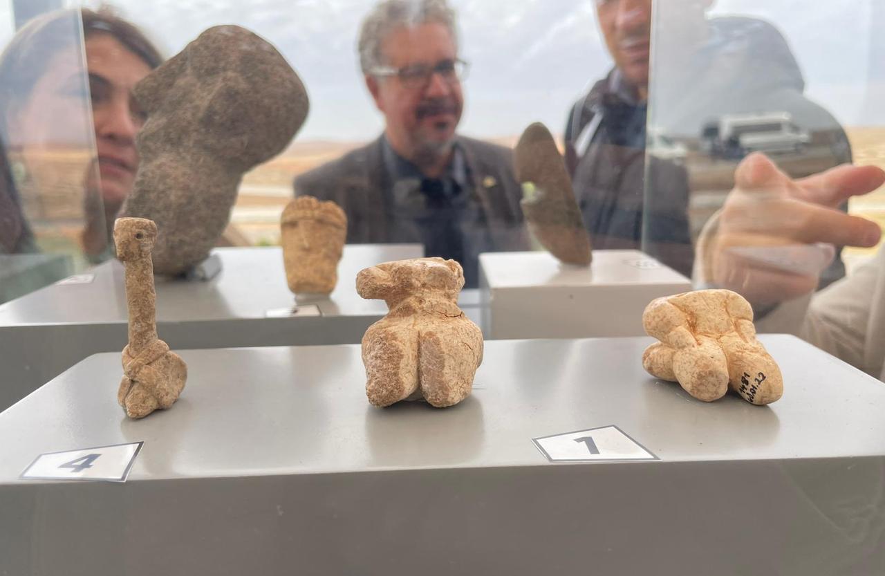 Female and human Neolithic figurines from Guclutepe, Karahantepe and Sayburc displayed under protective glass during the Tas Tepeler event, showcasing artistic representations made of limestone, baked clay and chlorite. (Photo by Koray Erdogan/Türkiye Today)
