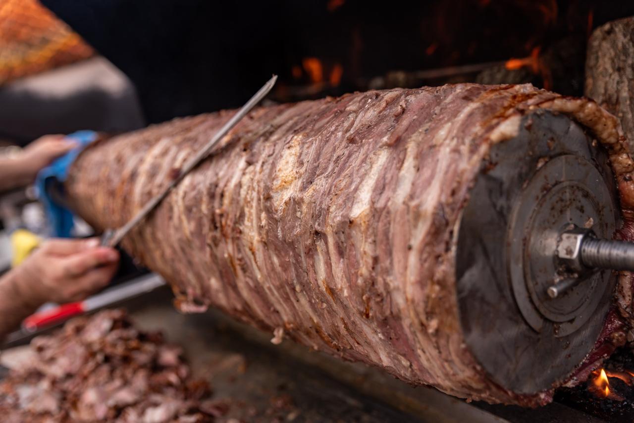 Traditionally made in the Oltu district of Erzurum, cag kebabi is prepared by skewering marinated meat on a horizontal spit and grilling it over a wood fire. (Adobe Stock Photo)
