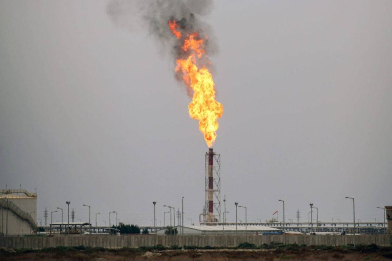 Flames rising from the burning of excess oil at the West Qurna-2 oilfield, west of Basra in southern Iraq, on April 17, 2017. (AFP Photo)
