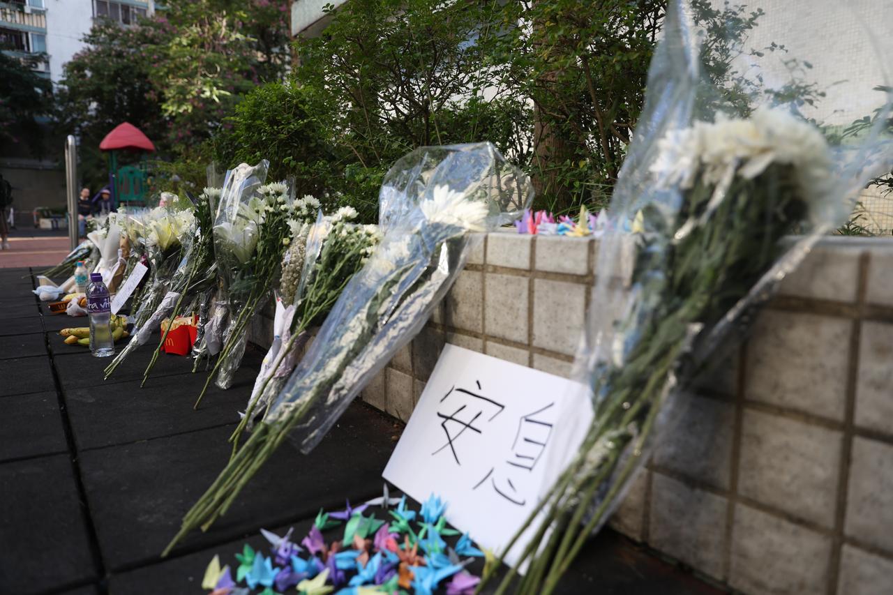 Flowers, potato chips and candies are placed to pay tribute to the deceased victims of the Wang Fuk Court apartment building fire, in Tai Po, Hong Kong, on Nov. 29, 2025. (AA Photo)