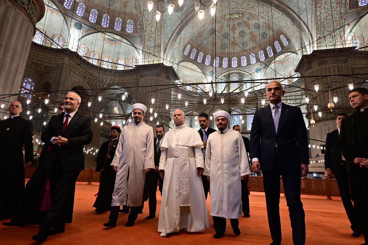 Pope Leo XIV visits Istanbul’s Blue Mosque during Türkiye trip