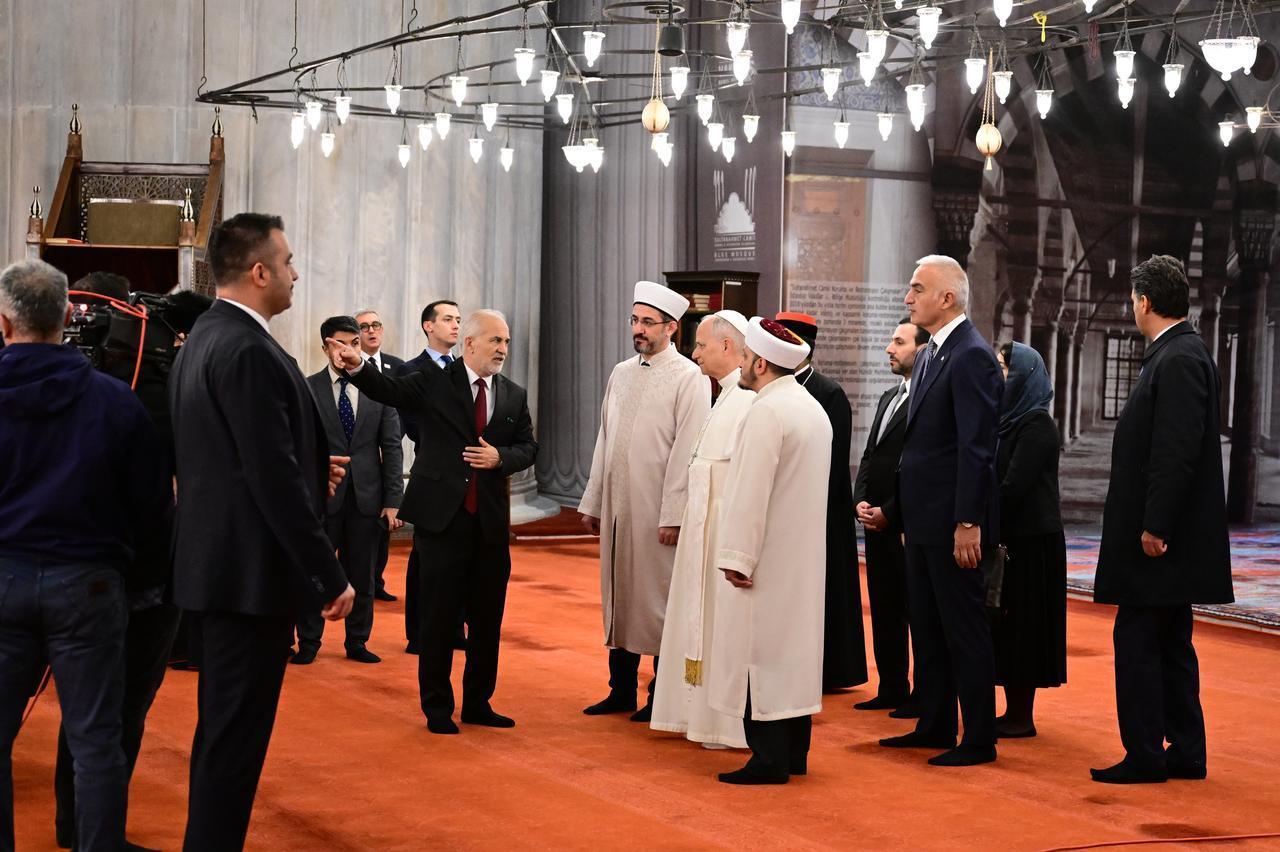 Pope Leo XIV visits the Sultanahmet Mosque in Istanbul, Türkiye on Nov. 29, 2025. (AA Photo)