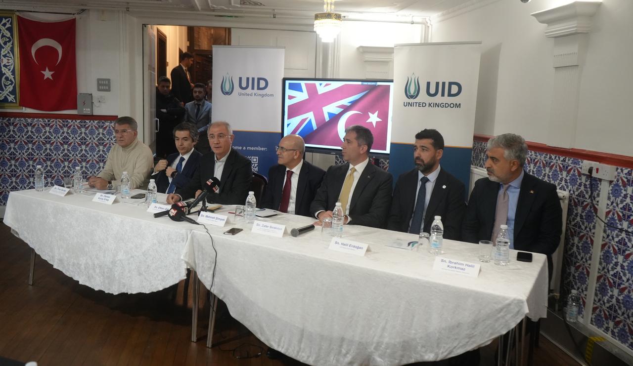 Turkish Finance Minister Mehmet Simsek (center) attends a public event organized by the Union of International Democrats (UID) United Kingdom chapter in London, November 29, 2025. (AA Photo)