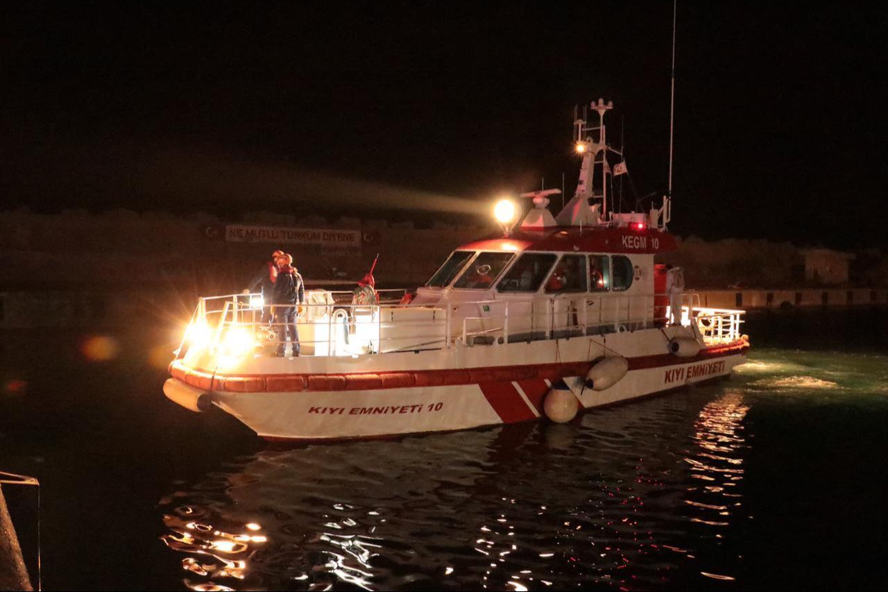 The 25 crew members rescued from the ‘KAIROS’ ship, which caught fire 28 miles off the Black Sea coast, were brought to the port in Kandira district of Kocaeli on Nov. 28, 2025. (AA Photo)