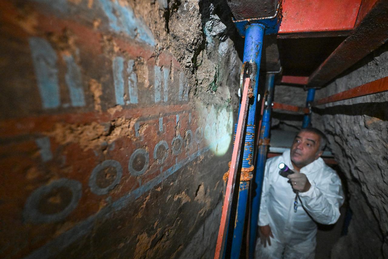 Archaeologists protect 3,000-year-old Urartian paintings in eastern Türkiye’s underground complex