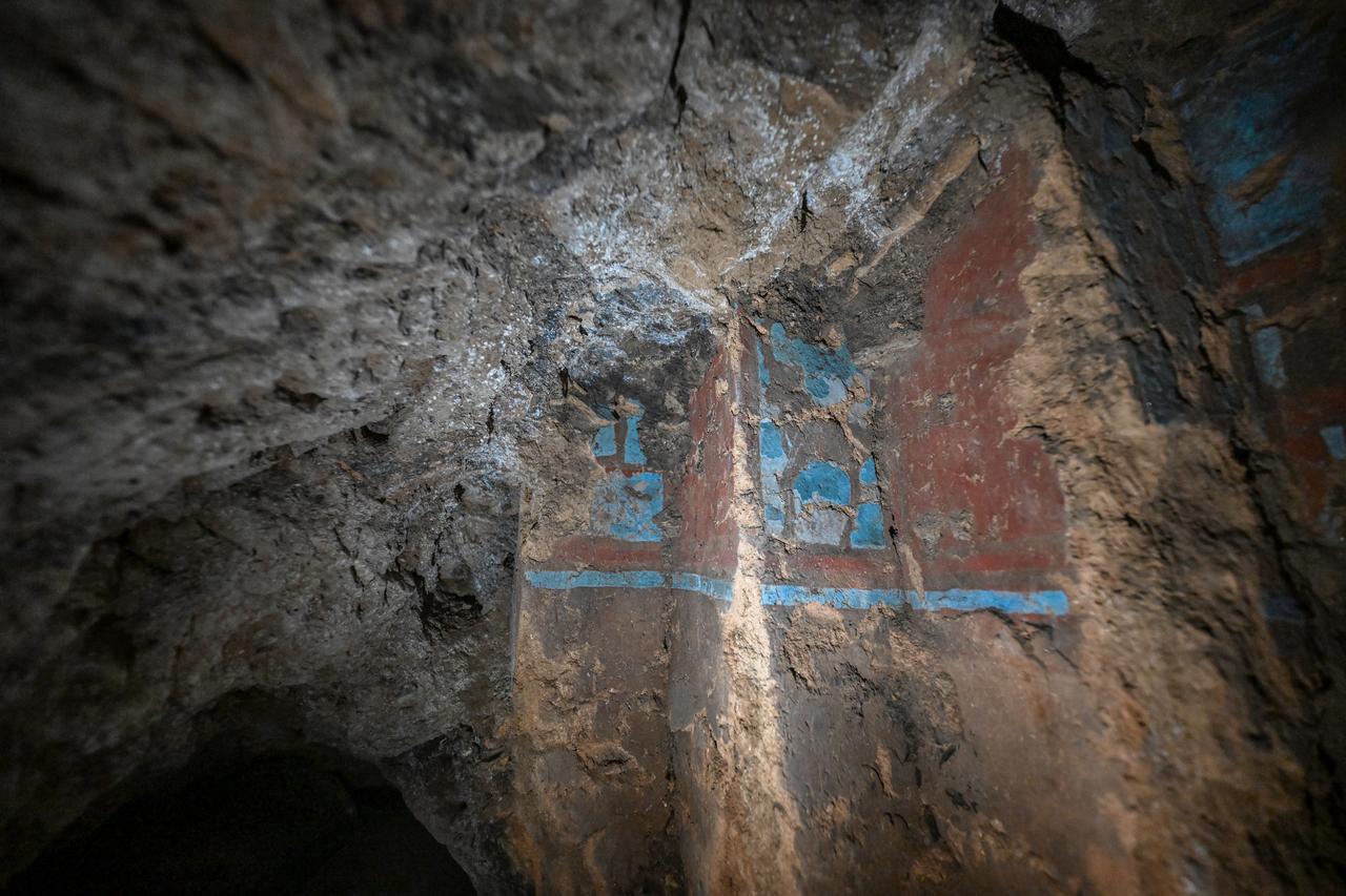 Kerpiç duvarlardaki mavi ve kırmızı pigmentler, Van'daki yer altı yapısında Urartu dönemine ait gelişmiş boyama tekniklerini ortaya koyuyor, Türkiye, 3 Kasım 2025. (AA Fotoğraf)
