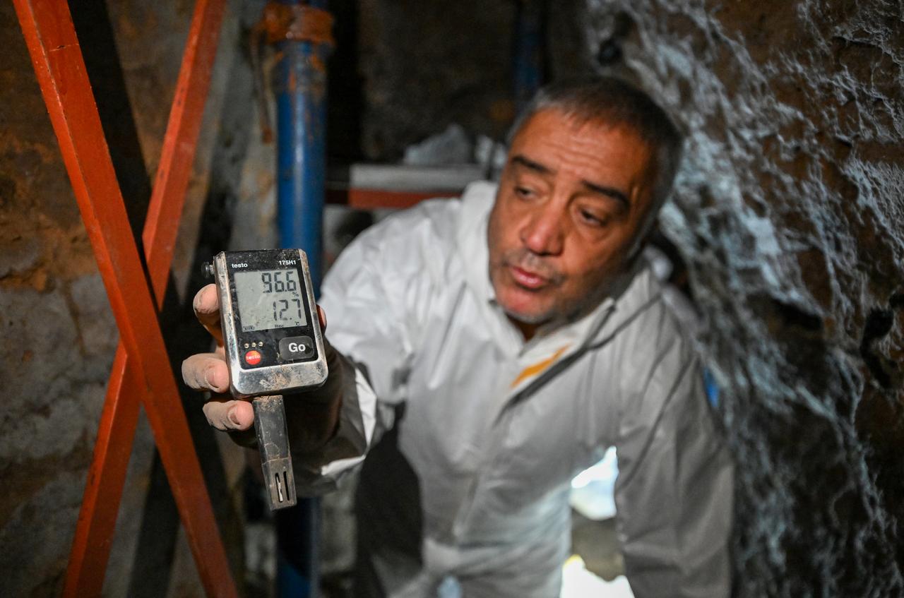 Profesör Mehmet Işıklı, Van'daki Urartu tünel kompleksi içindeki koruma koşullarını izlemek için nem ve sıcaklığı ölçüyor, Türkiye, 3 Kasım 2025. (AA Fotoğraf)