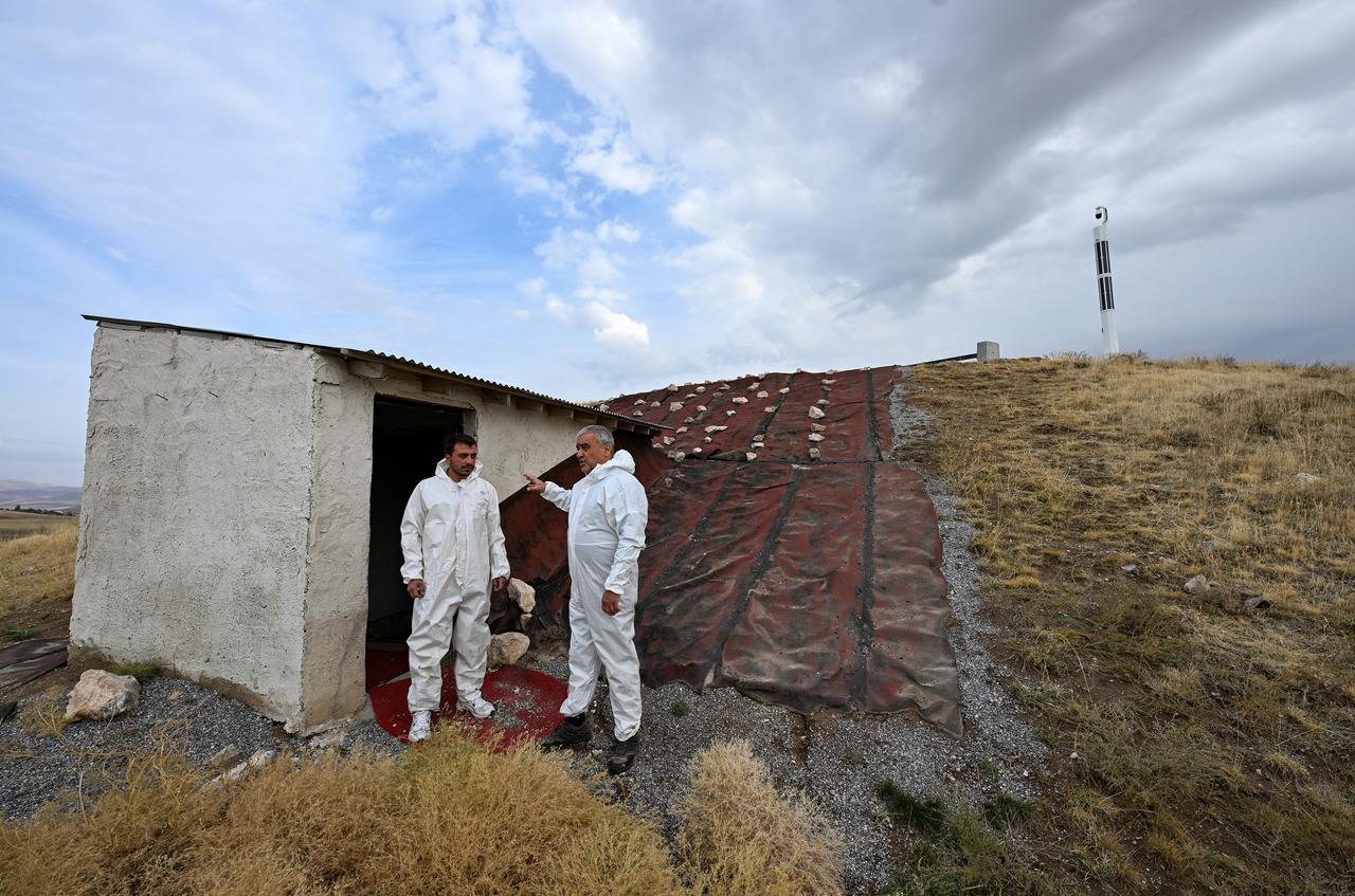 Tepenin üzerine inşa edilen giriş yapısı, Van'da Urartu duvar resimlerinin bulunduğu yeraltı alanına erişim sağlıyor, 3 Kasım 2025. (AA Fotoğraf)