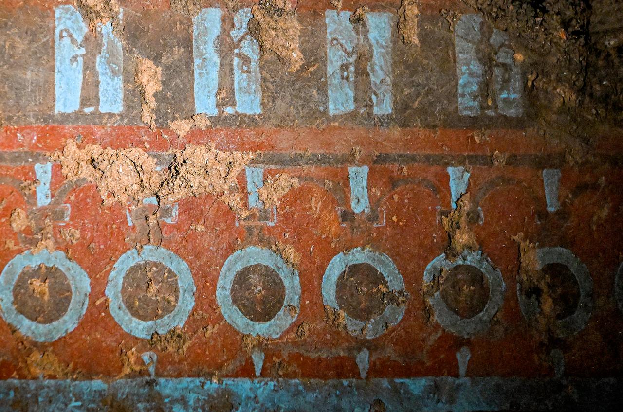 Van'ın Tusba ilçesine bağlı Garibin Tepe'de bir yeraltı odasında bulunan geometrik ve sembolik motifli Urartu duvar resimleri, 3 Kasım 2025. (AA Fotoğraf)