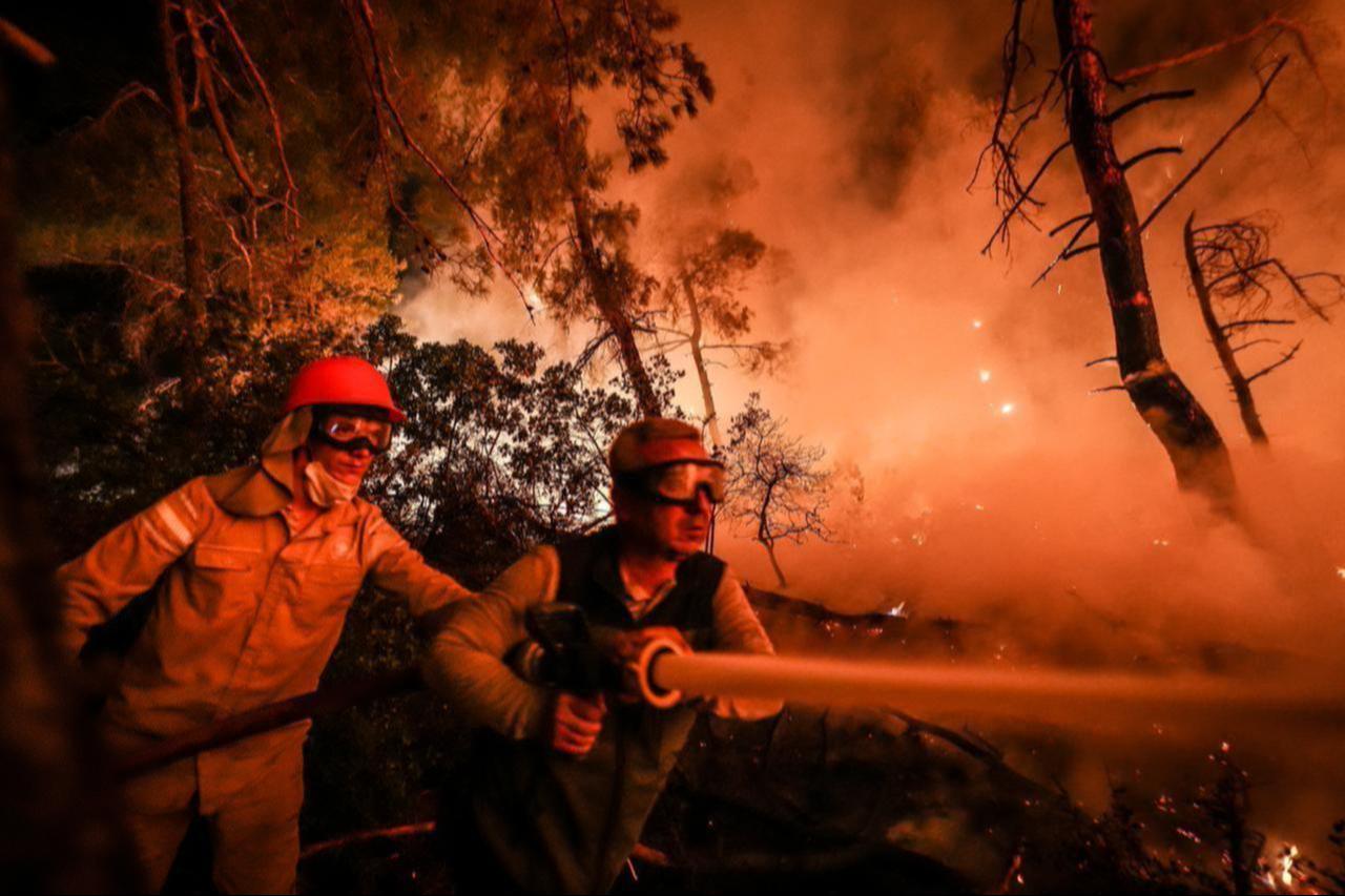 Firefighters extinguish the wildfire that started in a rural area that spread to a forest in the Gelibolu district of Canakkale, Türkiye, Aug. 22, 2025. (AA Photo)